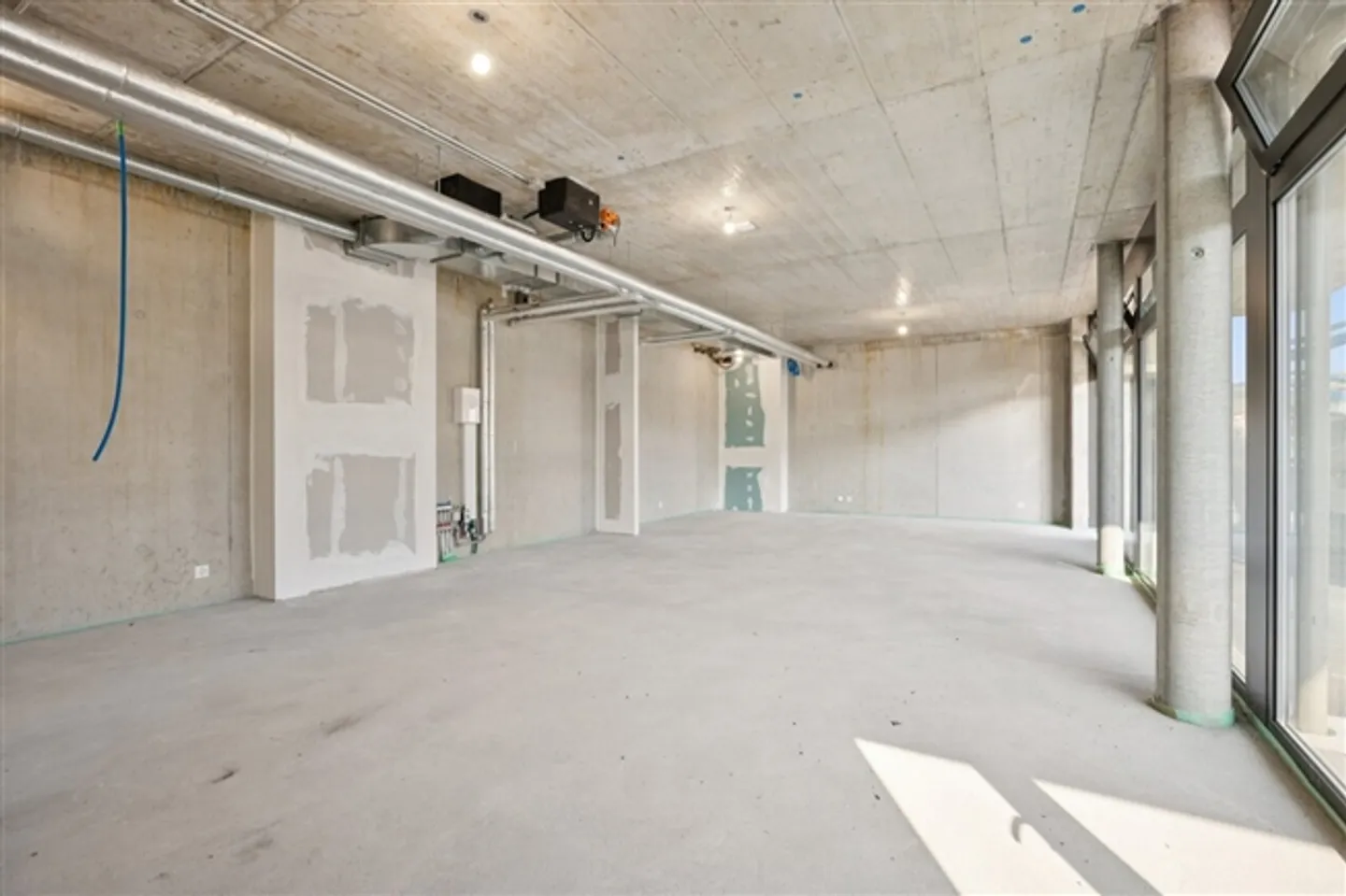 Passage commercial au rez-de-chaussée d'un nouveau bâtiment - Photo 10 sur 12