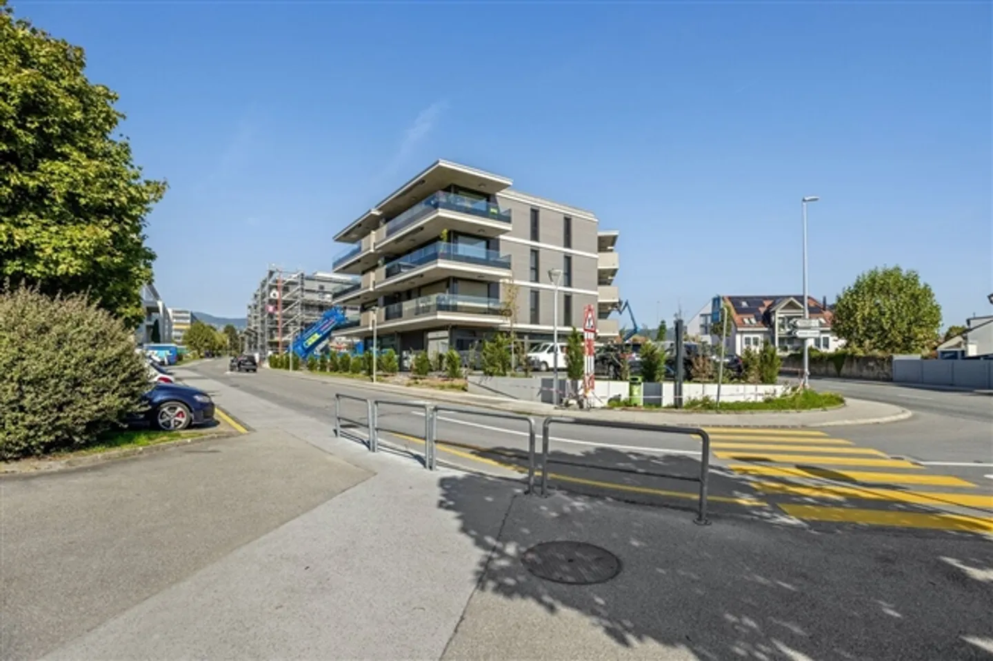 Passage commercial au rez-de-chaussée d'un nouveau bâtiment - Photo 11 sur 12