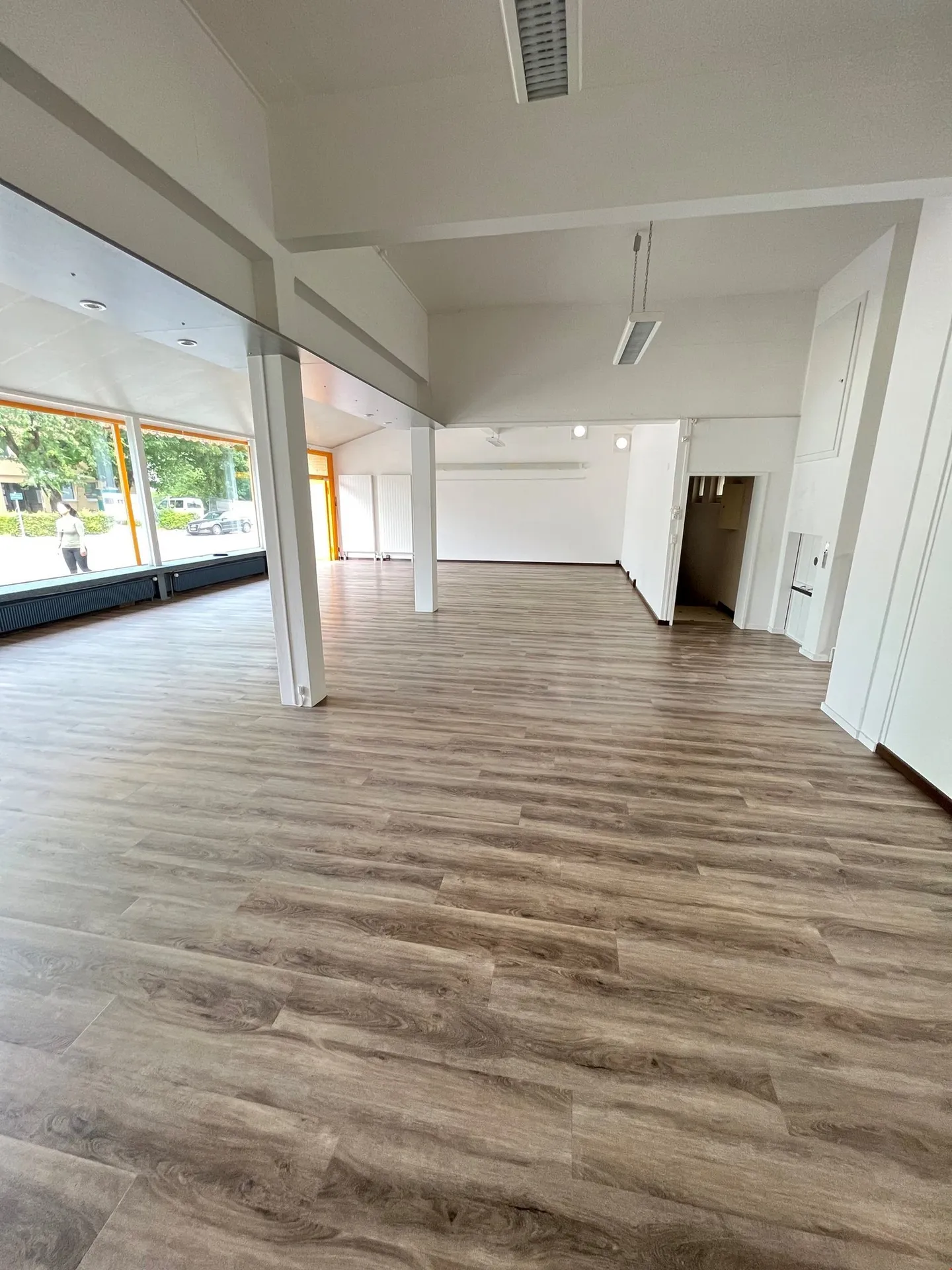 Retail space in a high-traffic location - Photo 8 of 12