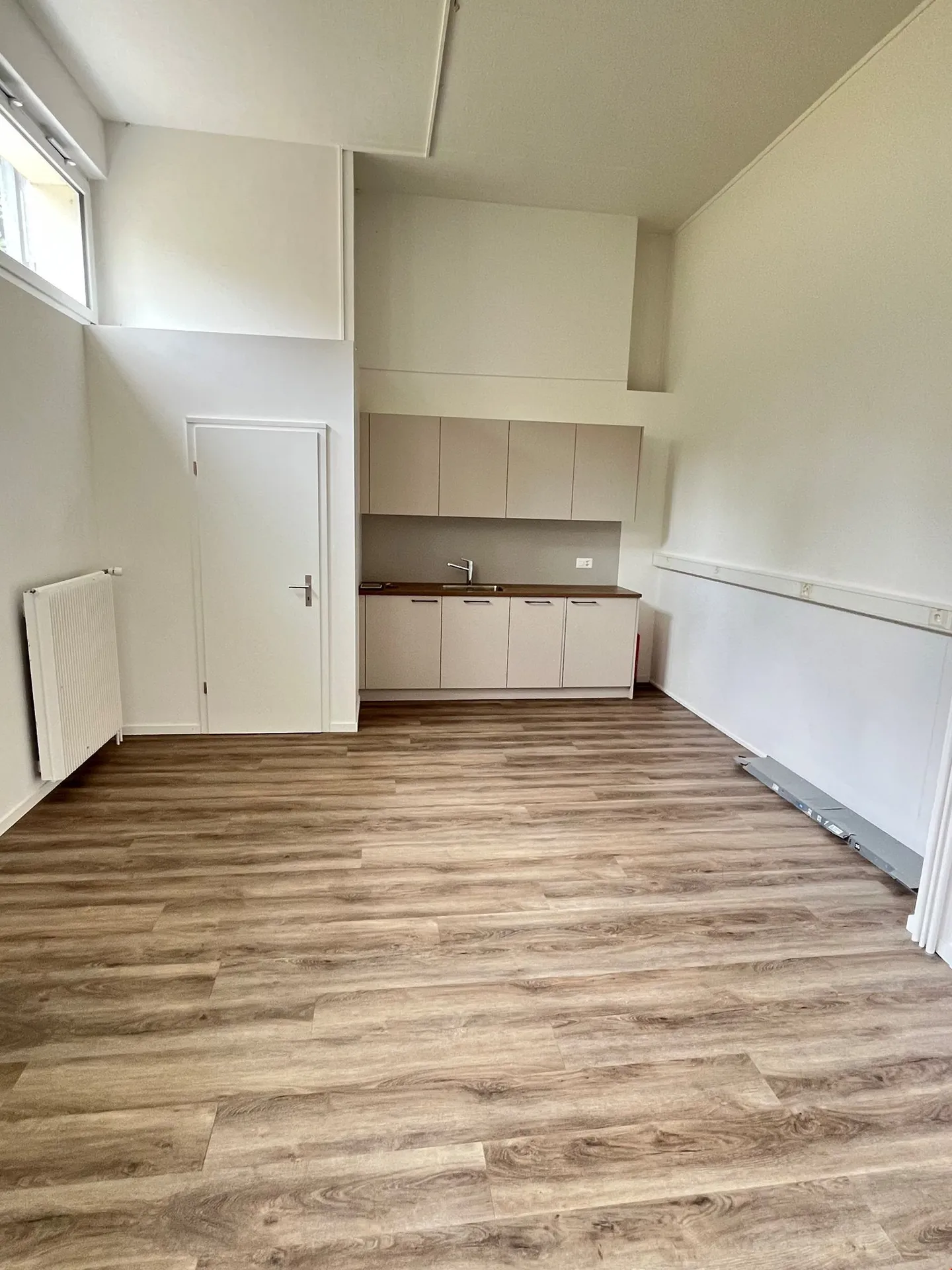 Retail space in a high-traffic location - Photo 10 of 12