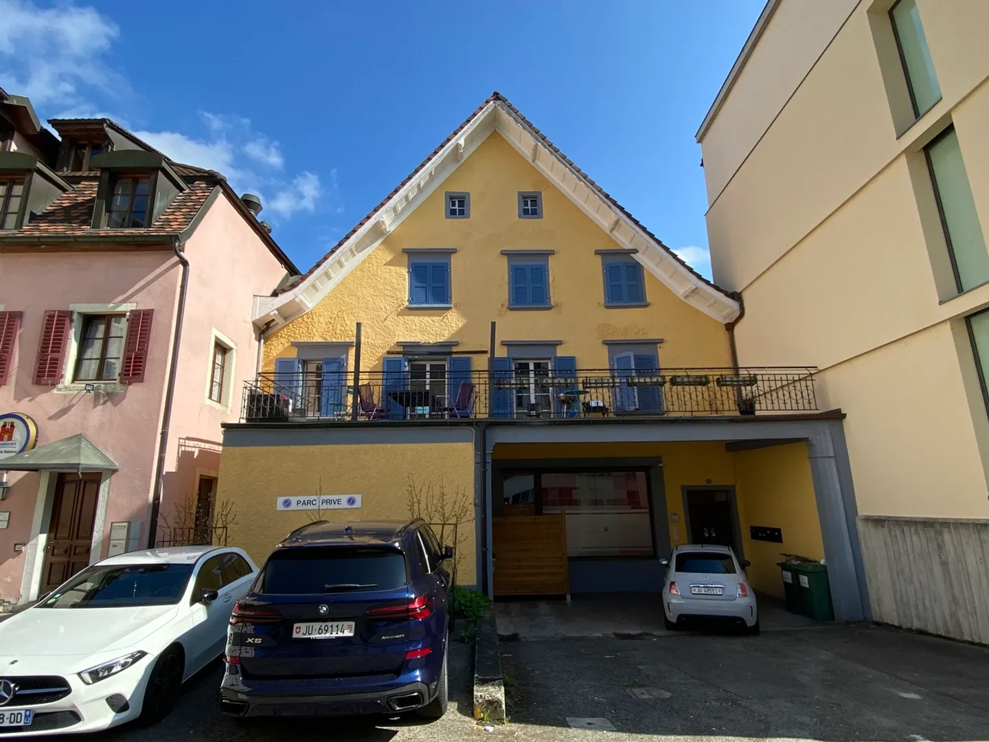 Gebäude mit 5 Wohnungen und einer Gewerbefläche. - Foto 1 von 15