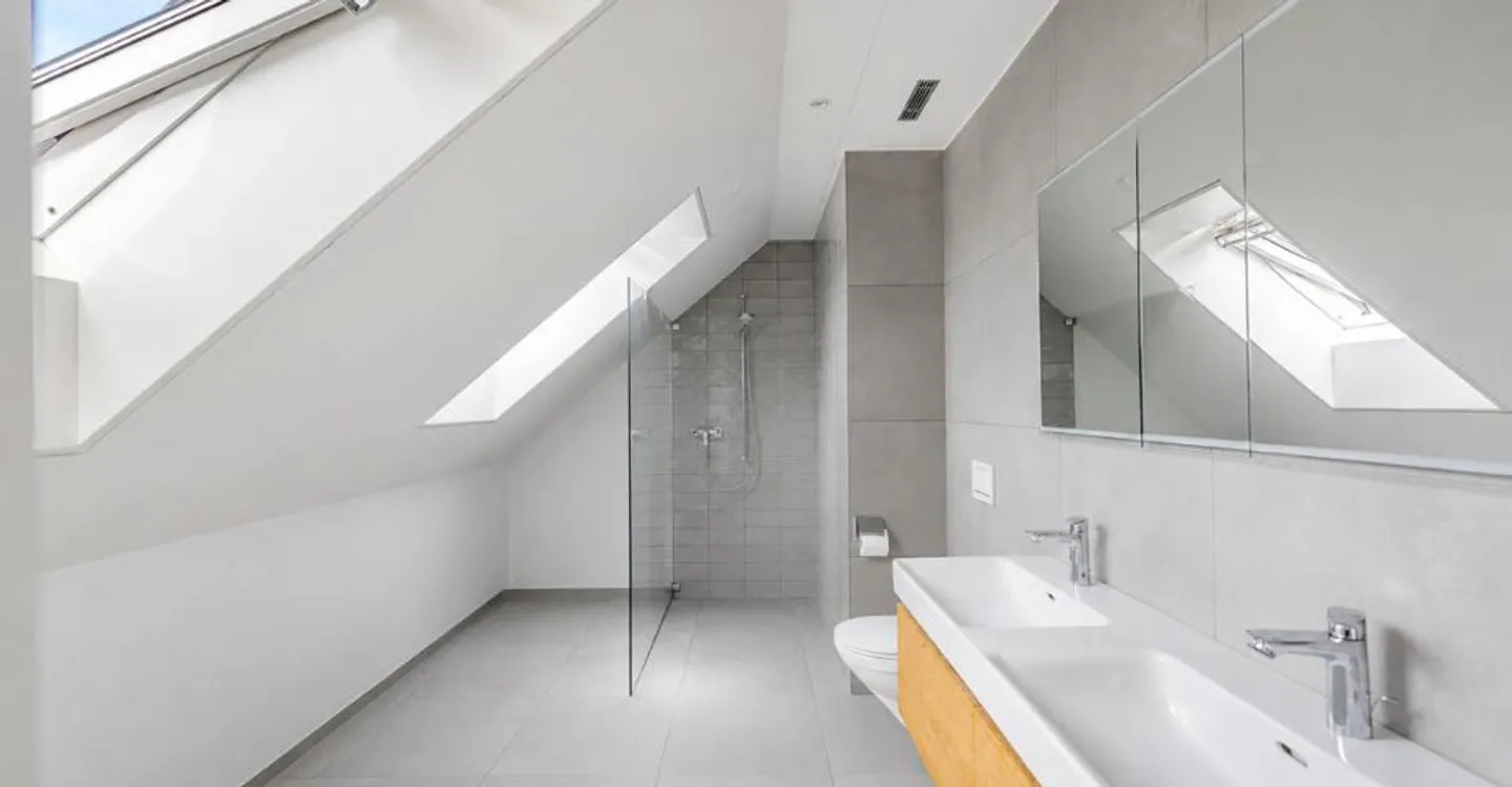 Forch: Appartamento duplex con collegamento alla natura e vantaggio fiscale a Küsnacht - Foto 4 di 6