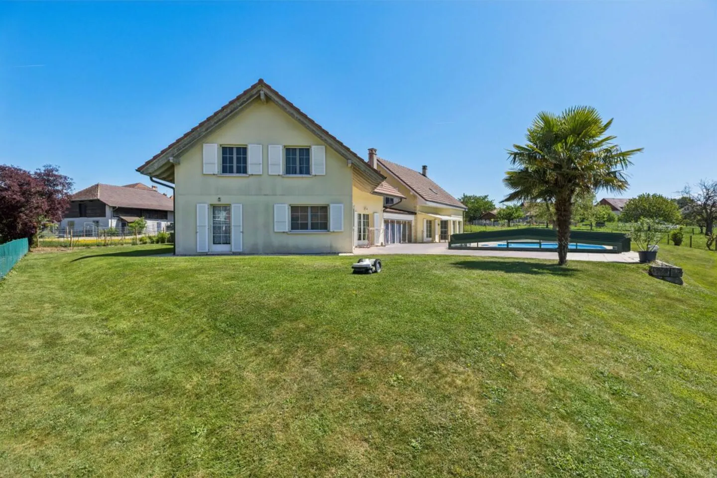 Individual Villa with Annexes - Photo 3 of 17