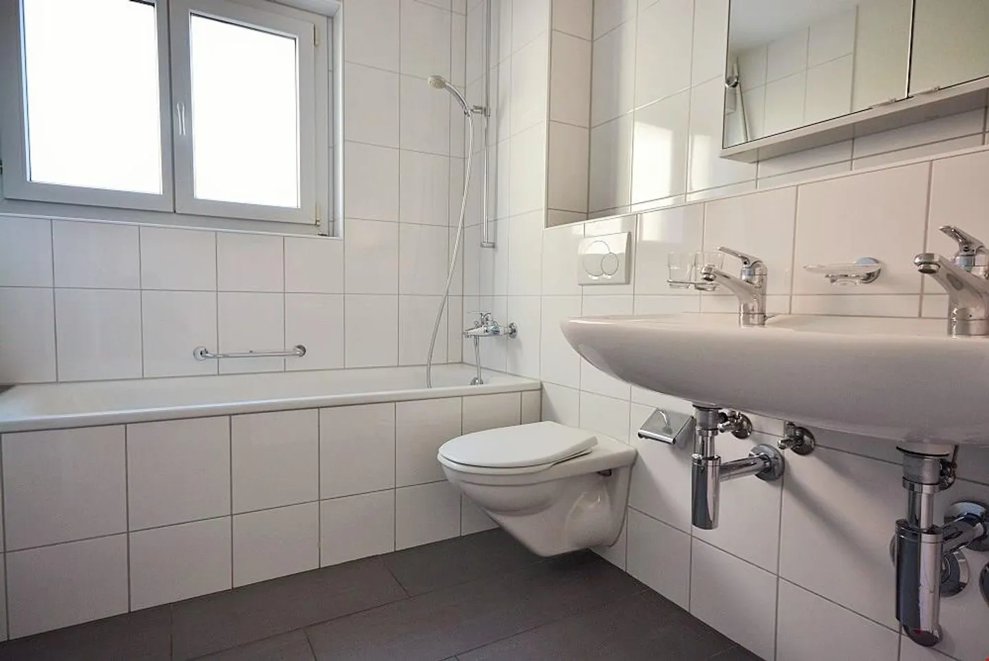 Bell'appartamento spazioso con layout pratico - Foto 6 di 7