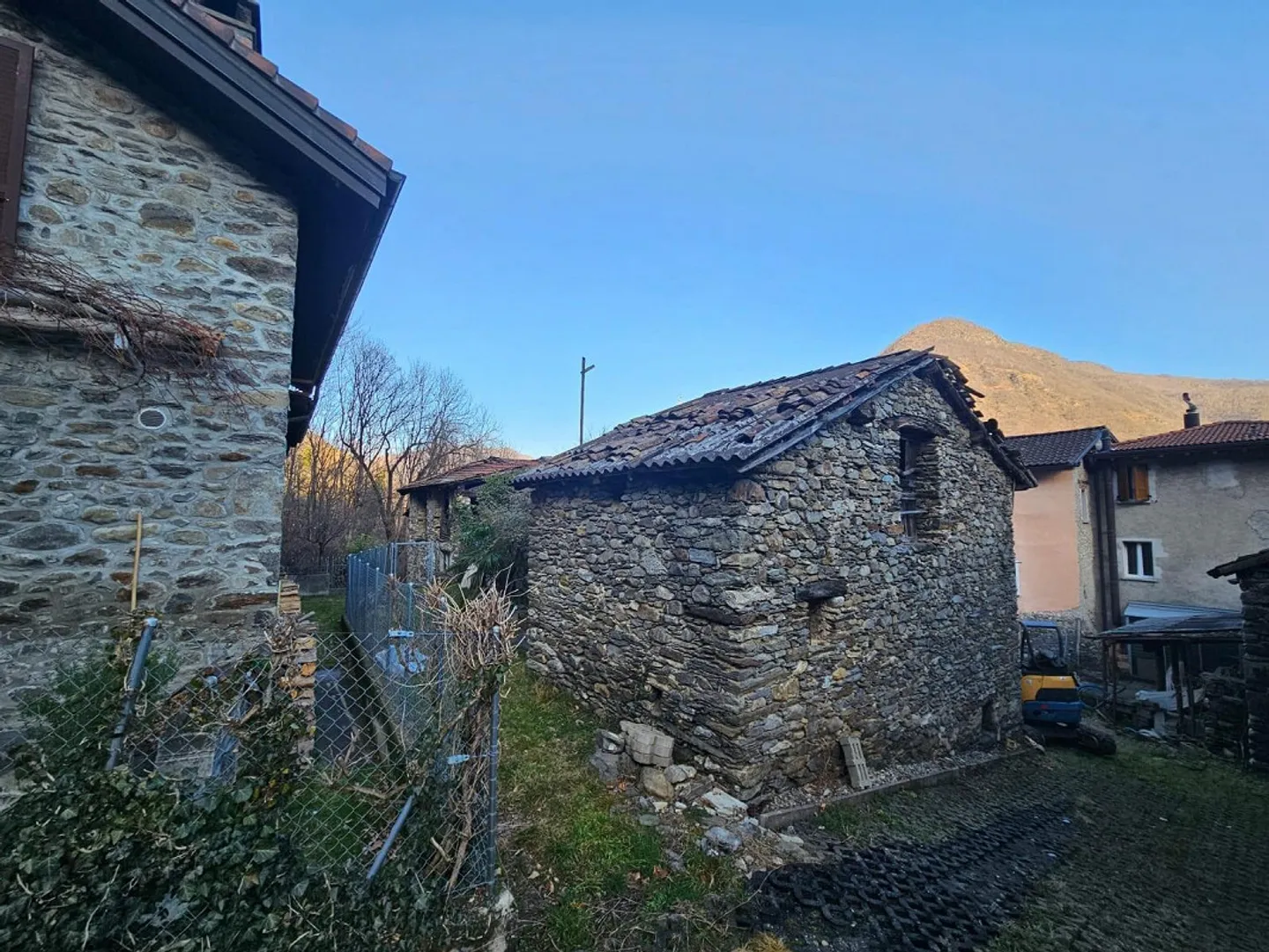 R2 LAND WITH APPROVED PROJECT AND LICENSE IN SIGIRINO - Photo 2 of 9