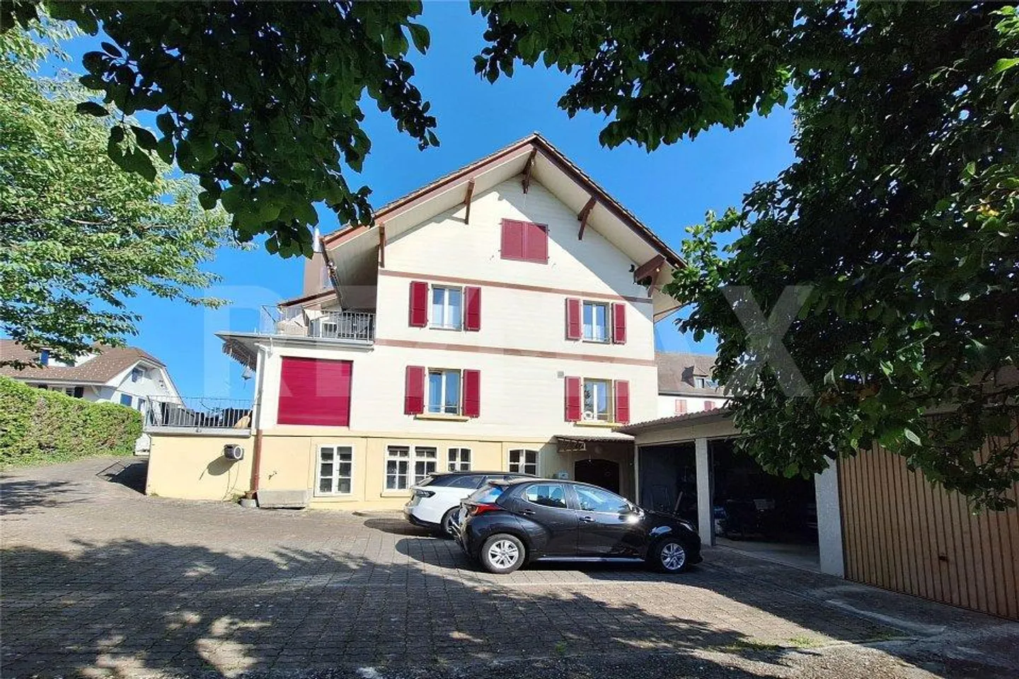 Clever investiert: Dreifamilienhaus in Aarberg mit Atelier und Garten - Foto 2 von 13