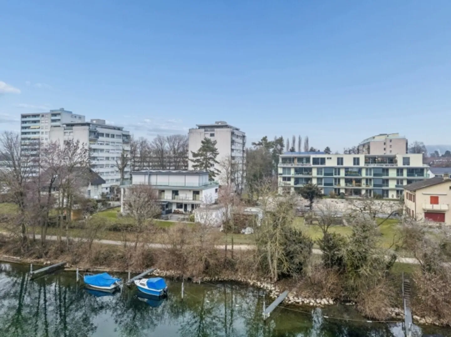 Appartement de jardin moderne sur le canal de Zihl avec place de parking - Photo 12 sur 13
