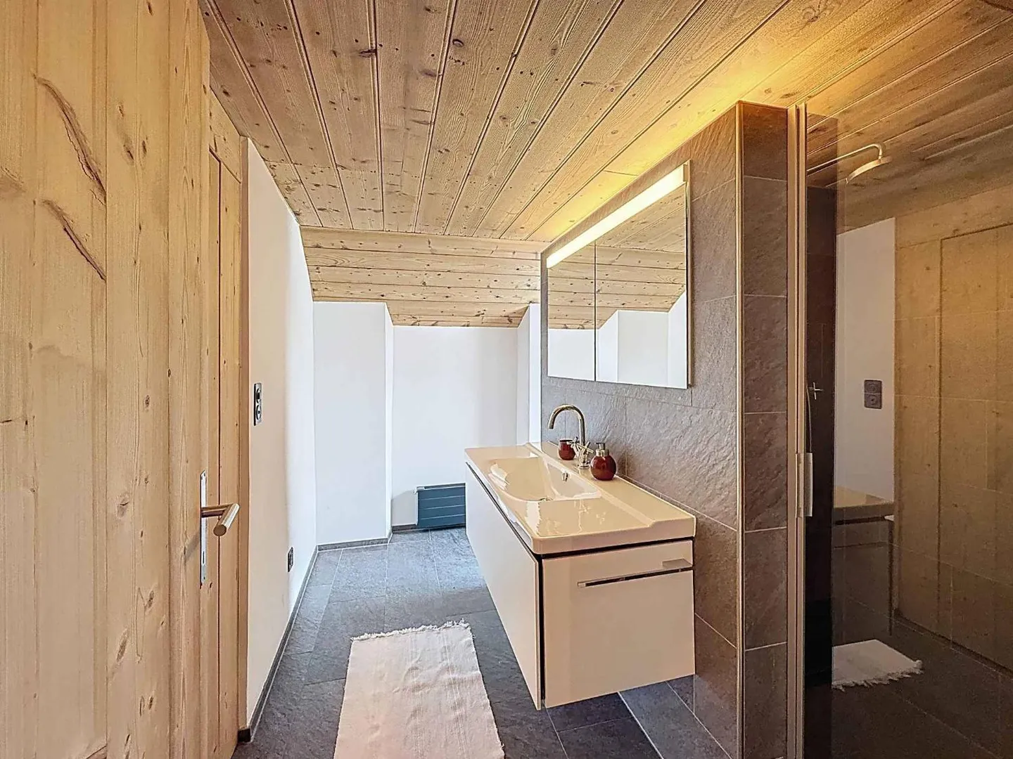 Charmante 3 1/2 Zimmer Dachwohnung im Herzen von Randa - Foto 3 von 8