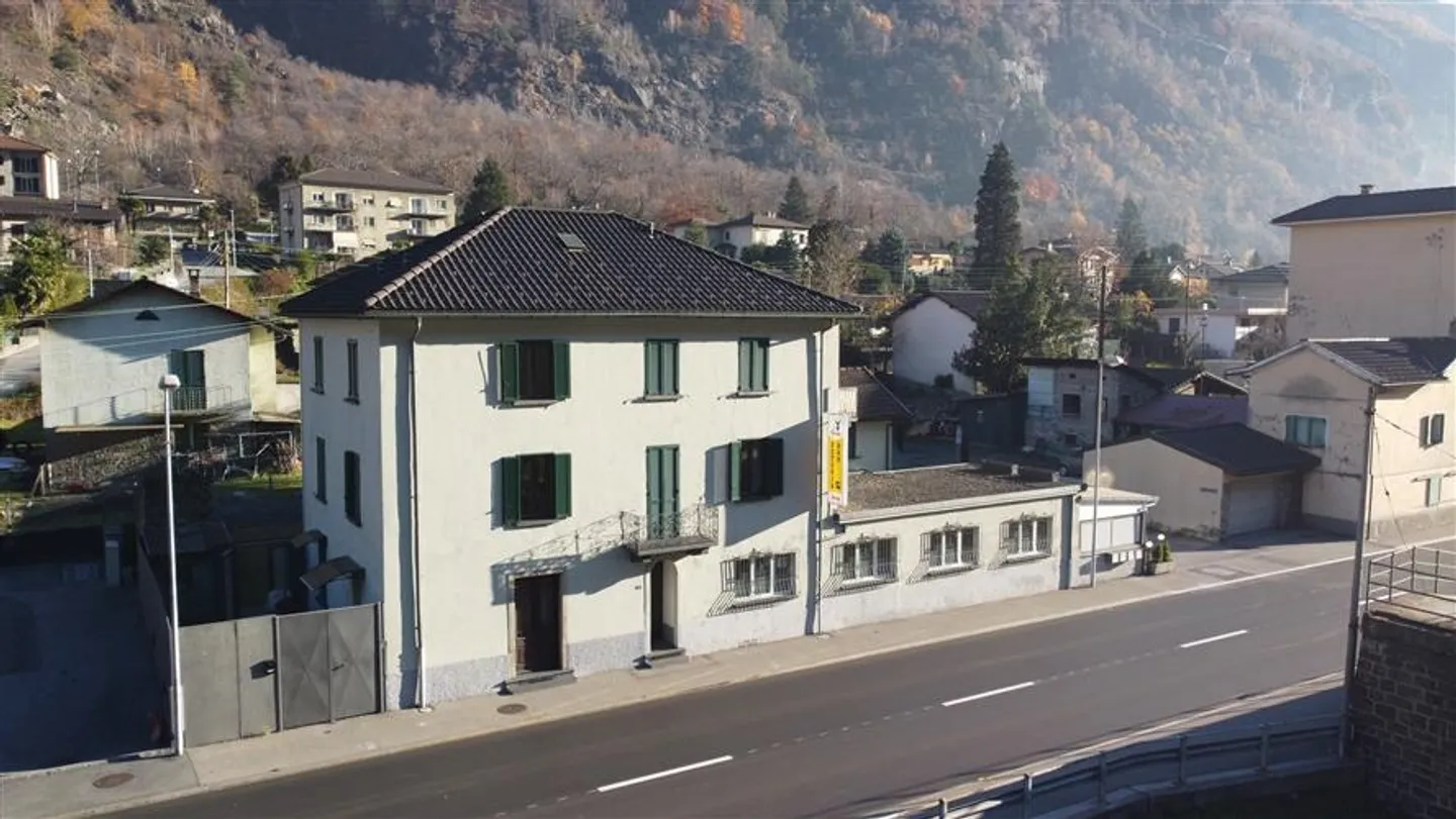 Profitable building with restaurant, apartments and parking with rustic - Photo 1 of 5