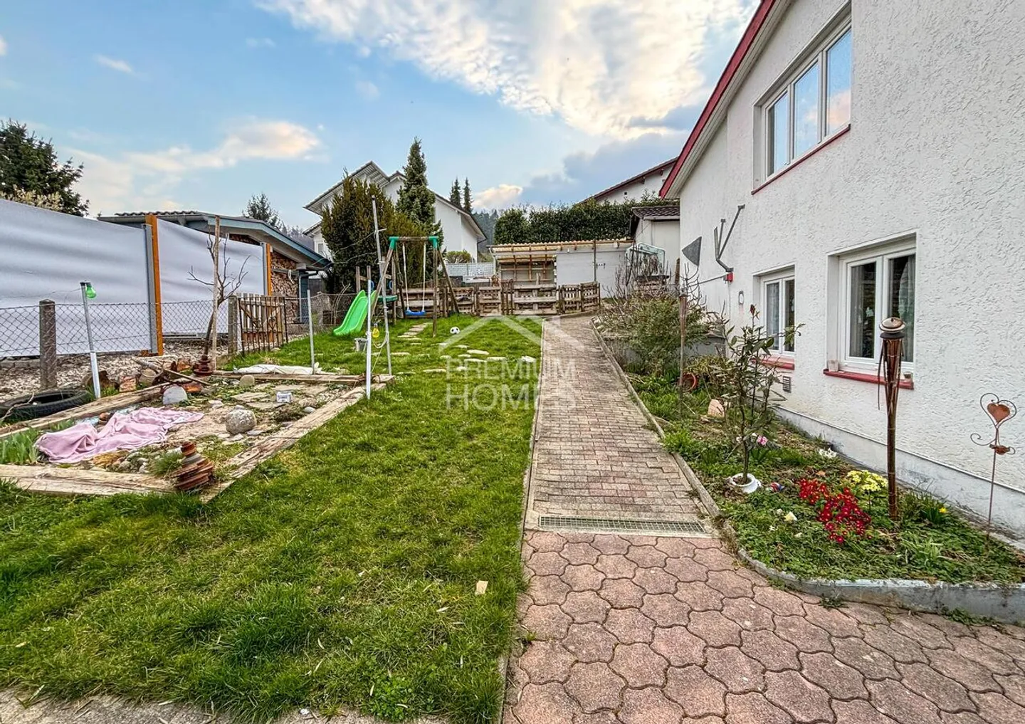 Charmantes Familienhaus mit Garten - Foto 2 von 8