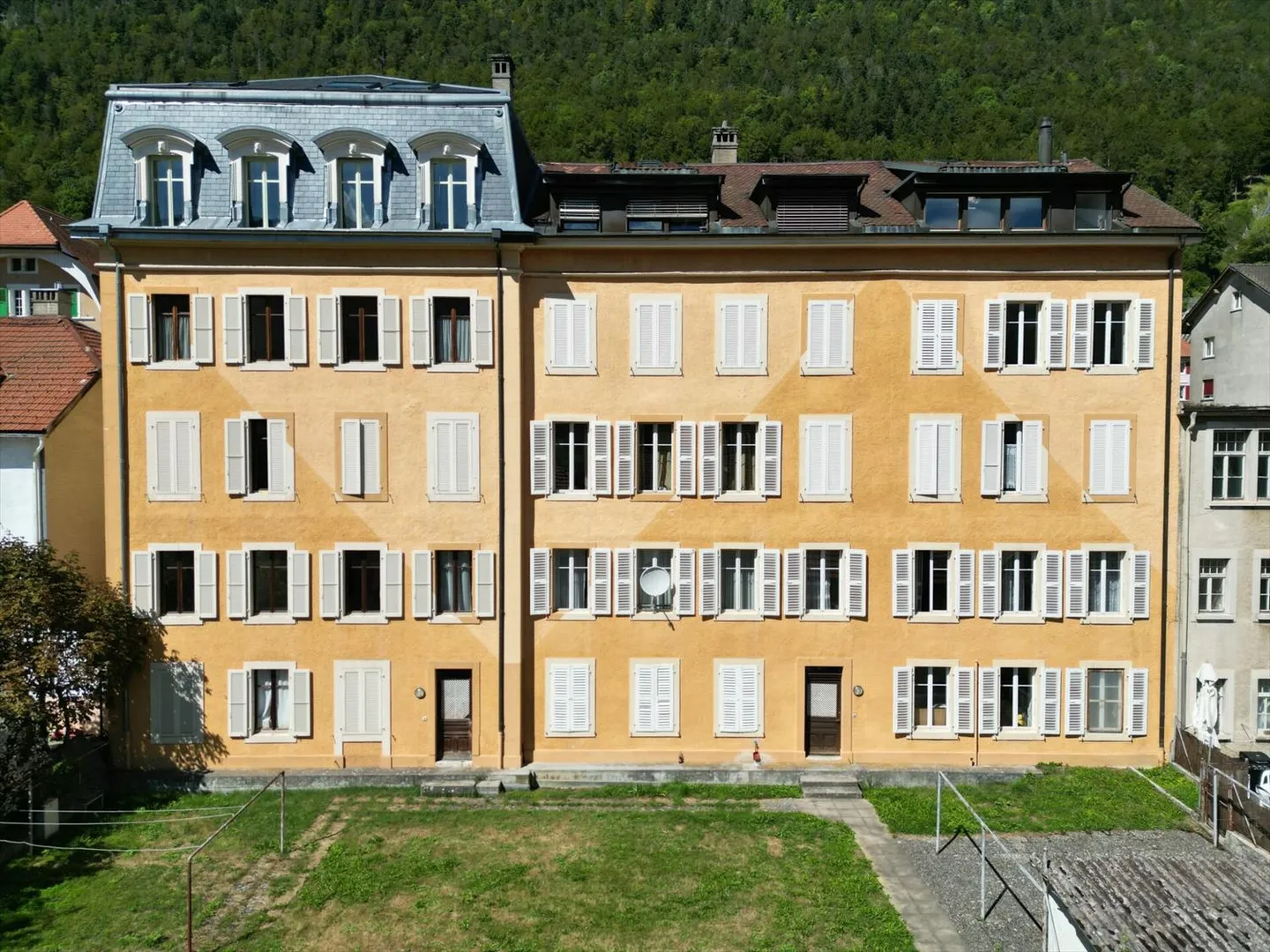 St-Imier, bel immeuble locatif de 16 app. et 7 garages - Photo 2 sur 11