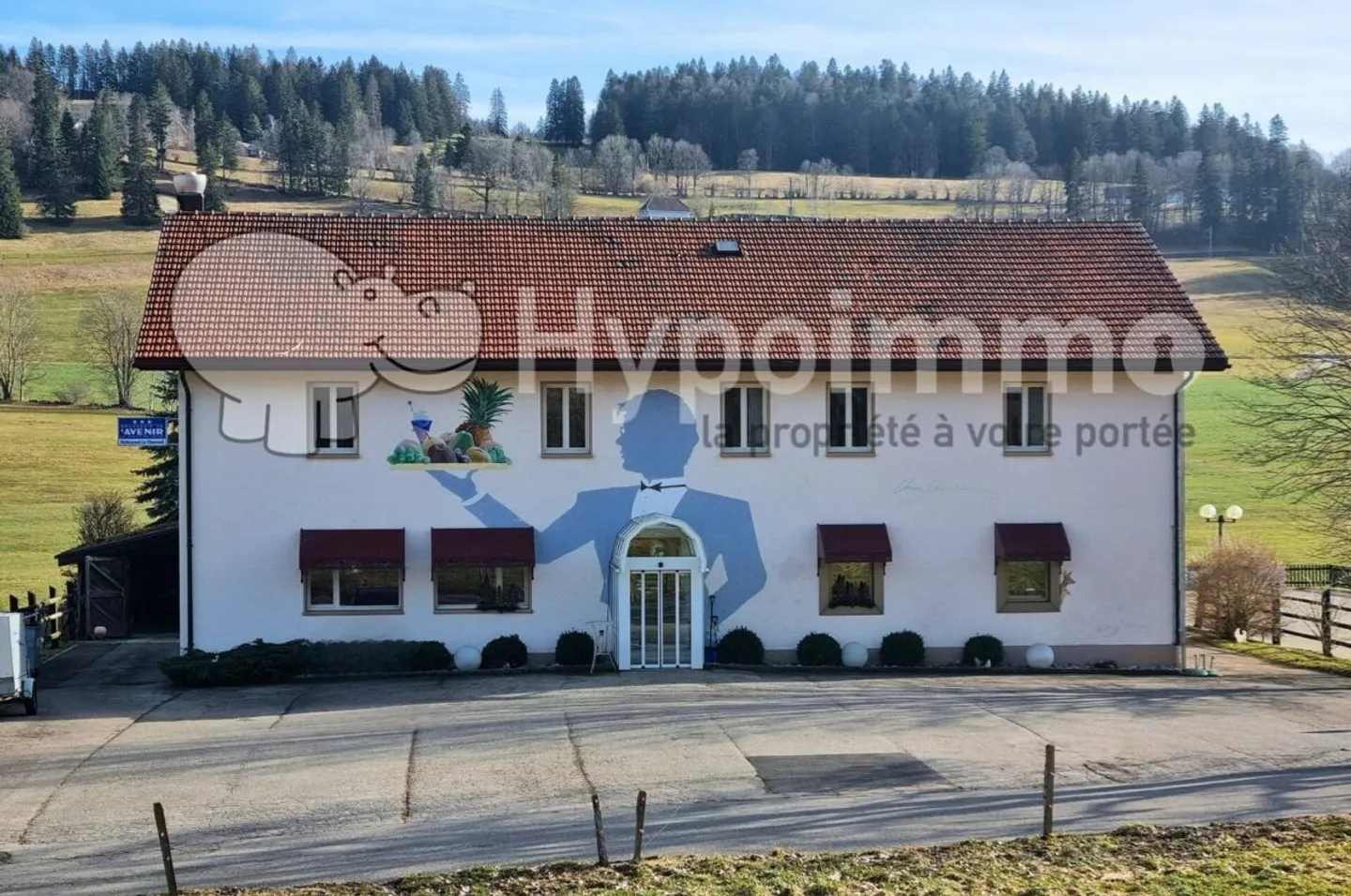 Bellissimo edificio con un ristorante rinomato e un appartamento di 9 stanze nel mezzo della natura - Foto 1 di 14