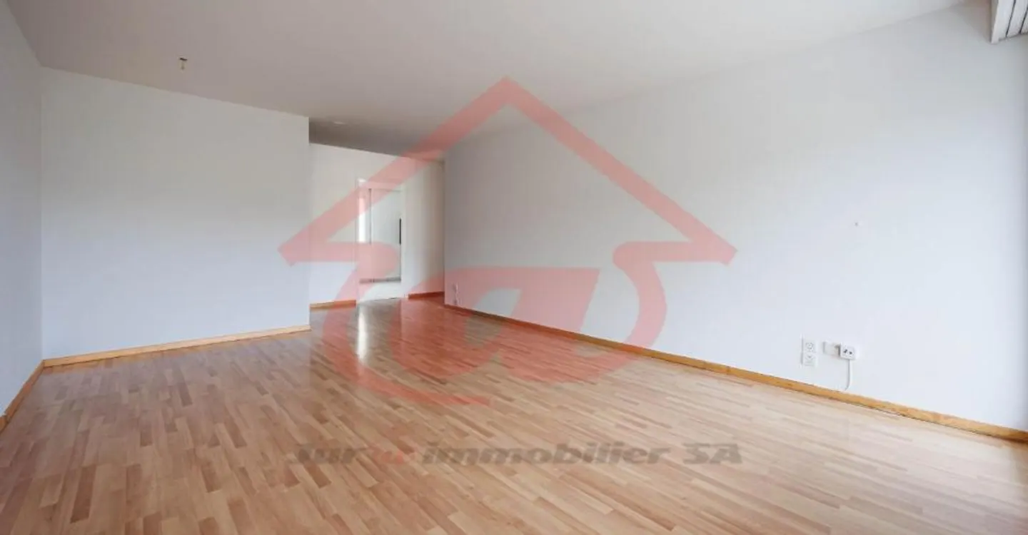 Bright 4.5 Room Apartment - Photo 3 of 16