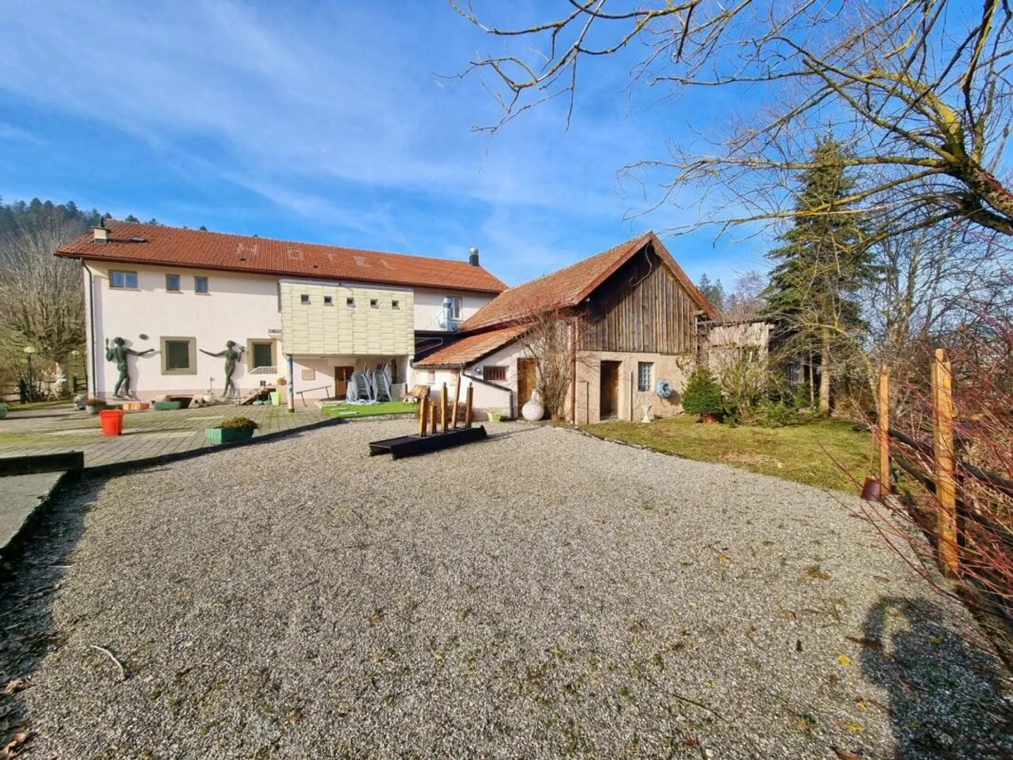 Bellissimo edificio con un ristorante rinomato e un appartamento di 9 stanze nel mezzo della natura - Foto 2 di 14