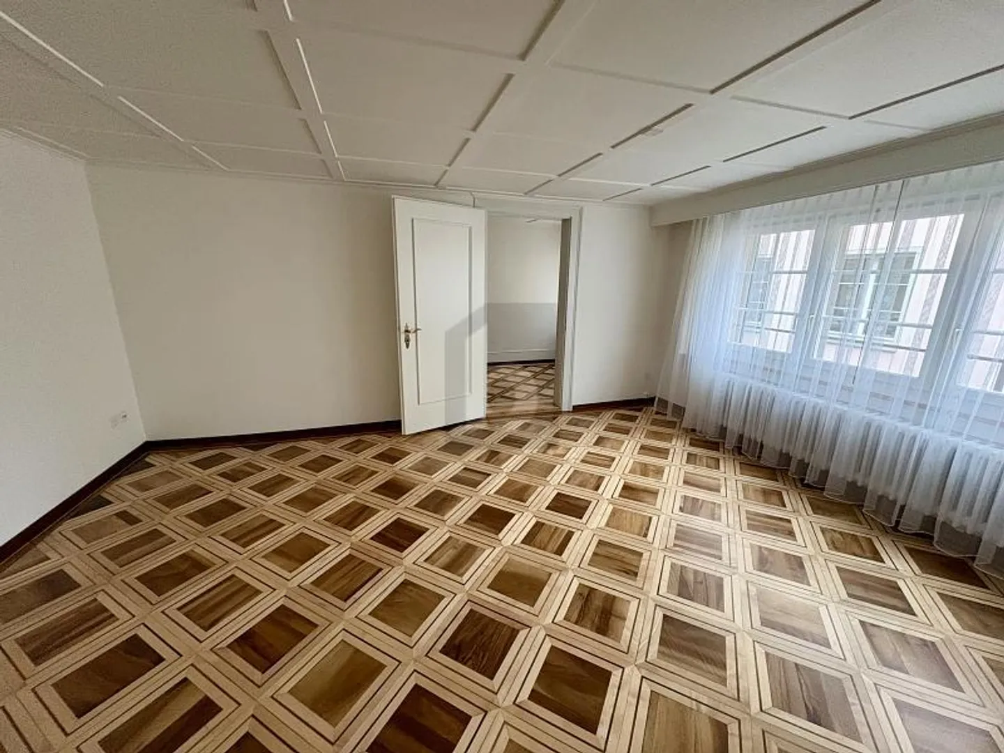 CENTRAL, CALME ET RÉNOVÉ RÉCEMMENT - Photo 2 sur 6