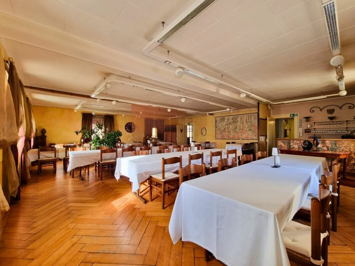 Bellissimo edificio con un ristorante rinomato e un appartamento di 9 stanze nel mezzo della natura - Foto 5 di 14