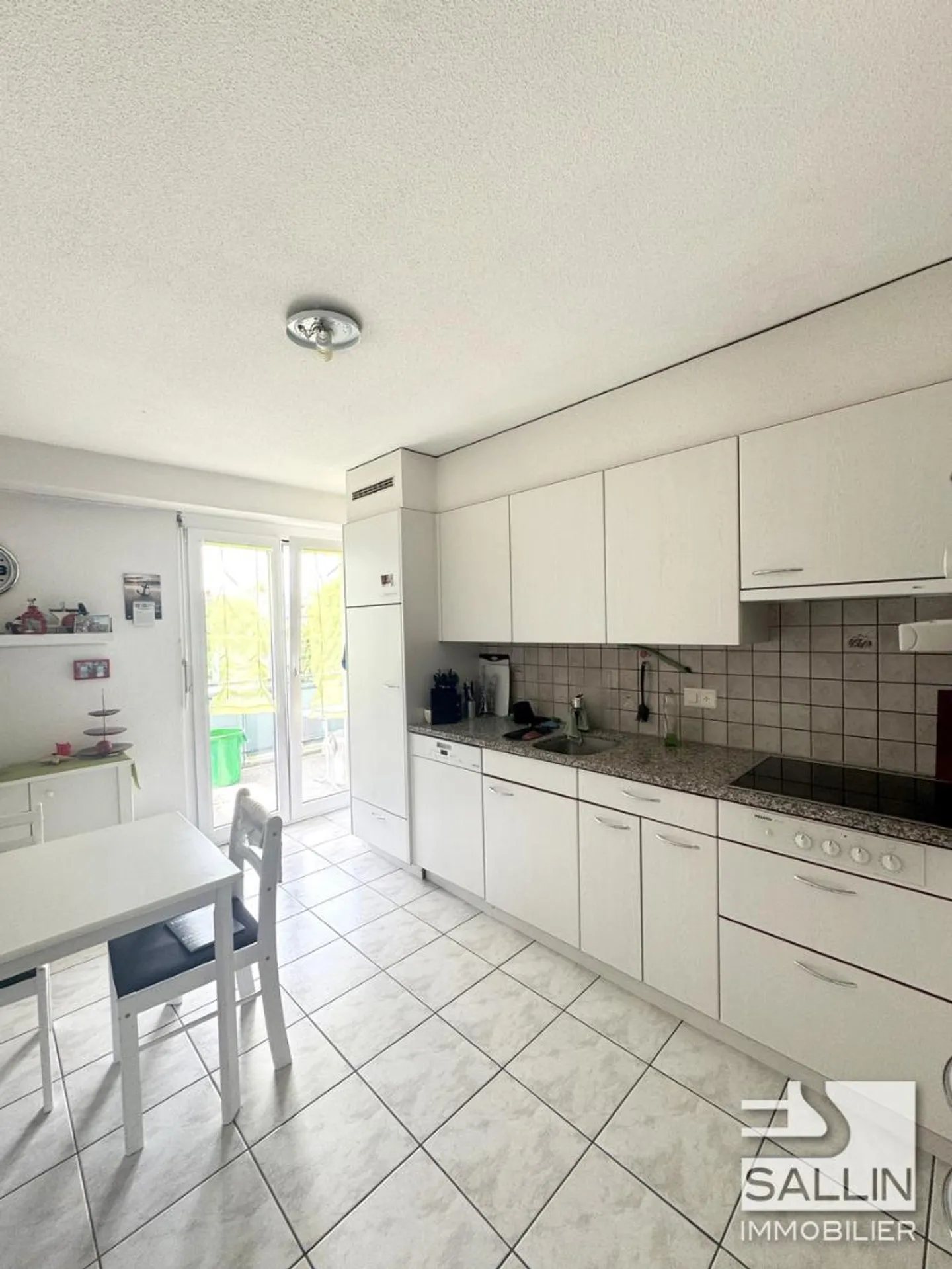Spacious 5-room apartment on the 2nd floor with indoor parking space - Photo 2 of 7