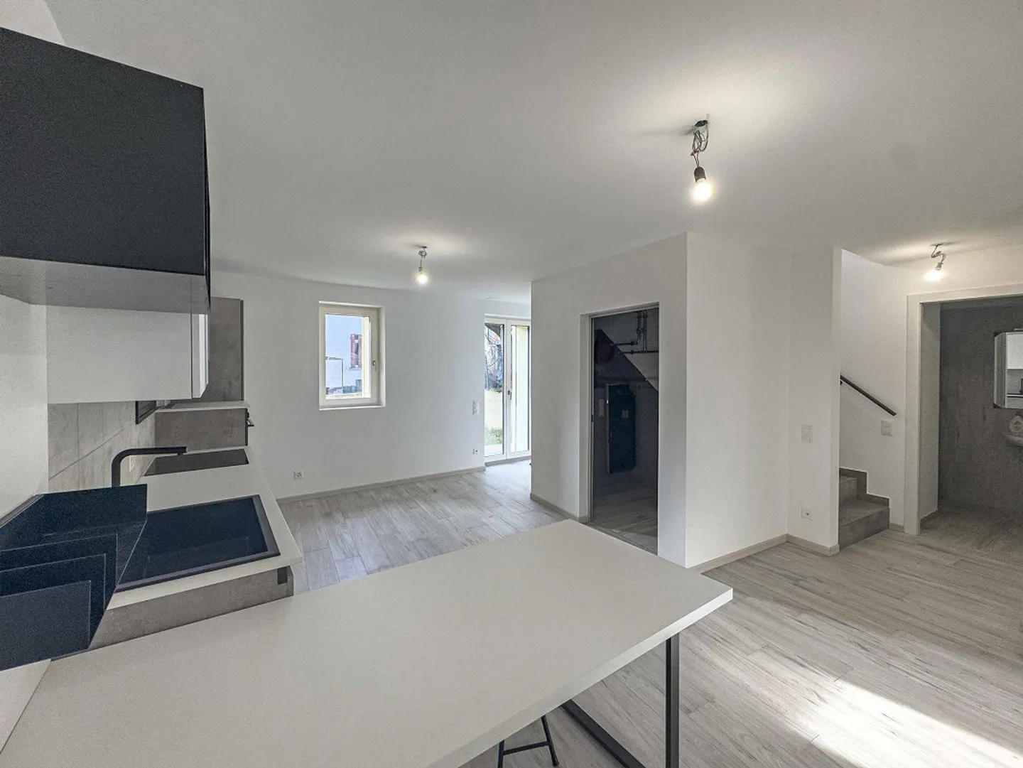 Maison entièrement rénovée dans le noyau de Gnosca - Photo 3 sur 14