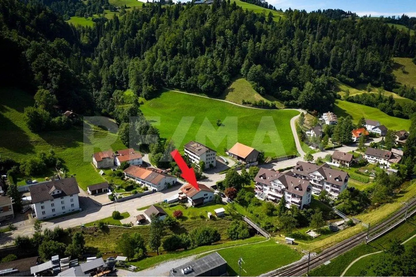 Casa a schiera ben tenuta con terreno edificabile - Foto 2 di 13