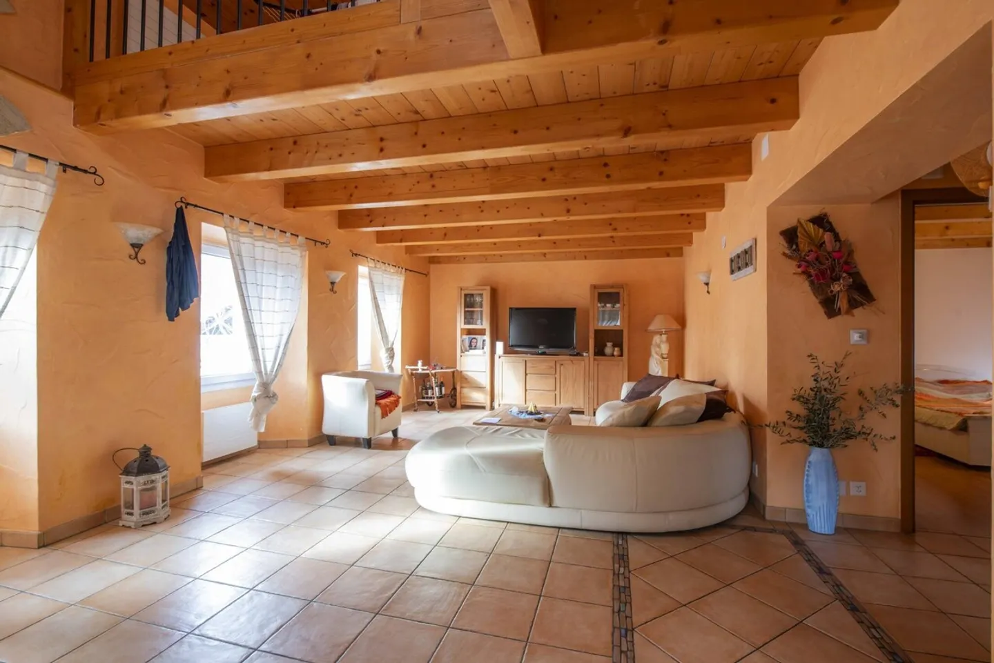 Casa di villaggio con 2 appartamenti e fienile - Foto 1 di 4