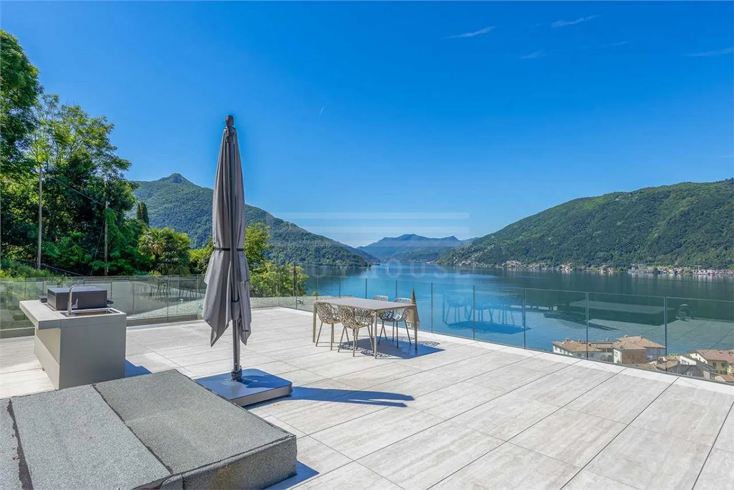 Villa mit Seeblick, beheizter Pool - Foto 2 von 3
