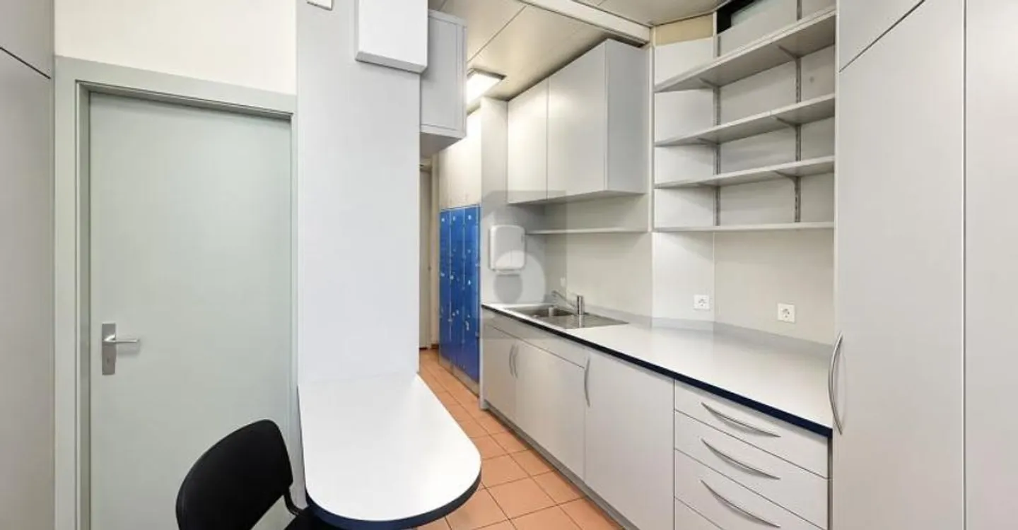 IDEAL LOCATION, SPACIOUS AND BRIGHT - Photo 5 of 6