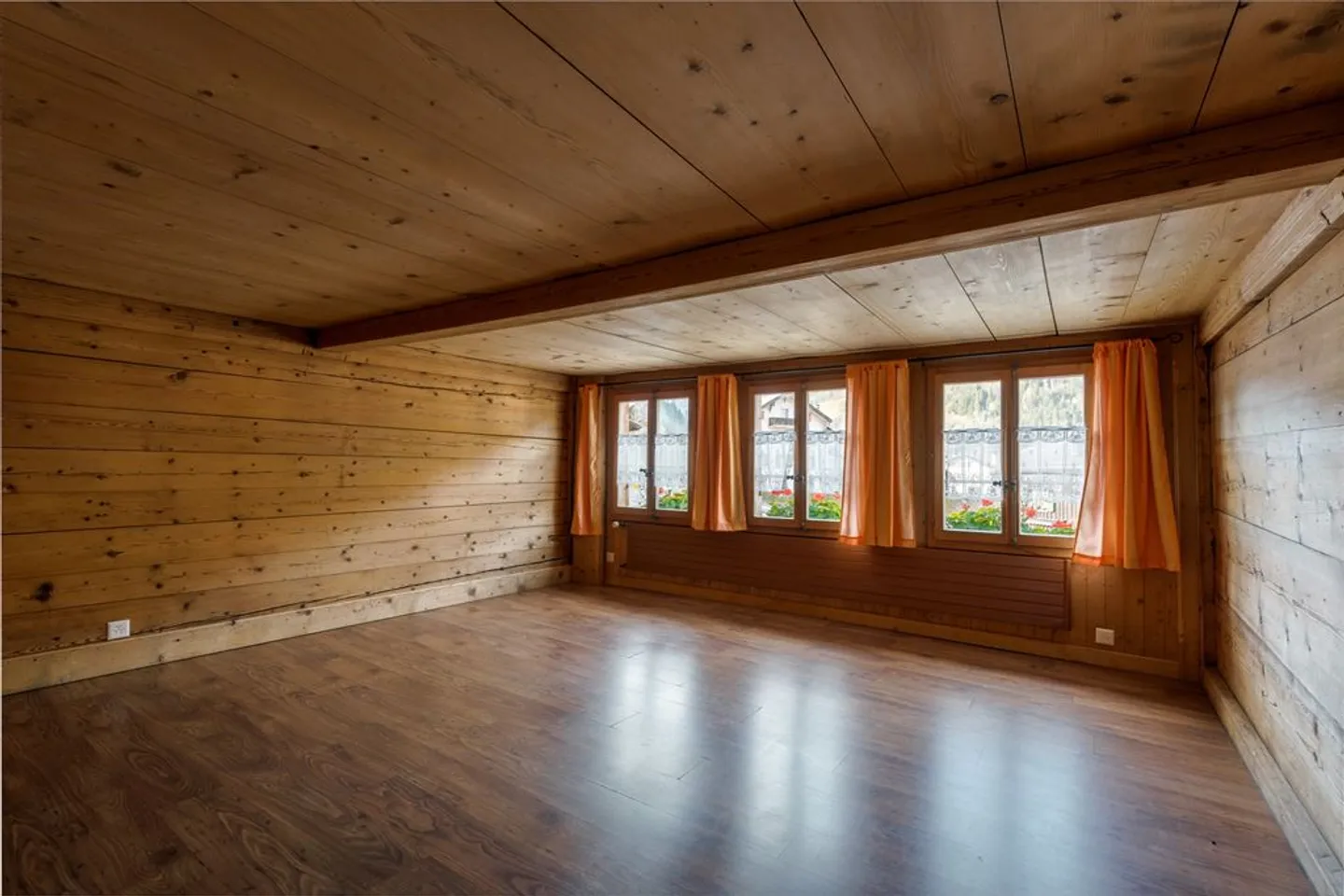Charming Chalet with Restaurant - Photo 9 of 13