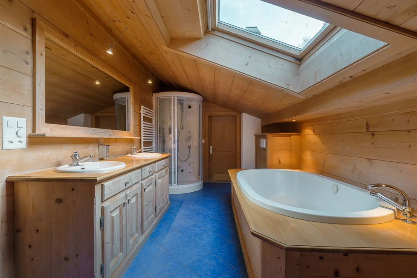 Charming Chalet with Restaurant - Photo 10 of 13