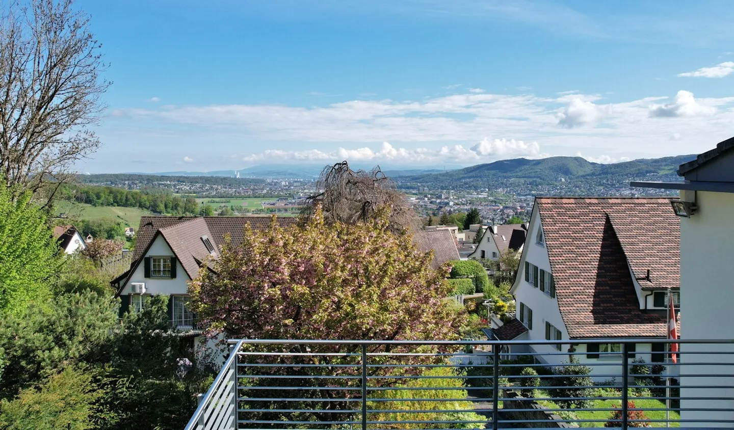 AUSSERGEWÖHNLICHE VILLA MIT BEHEIZTEM AUSSENPOOL UND PANORAMABLICK - Foto 1 von 17