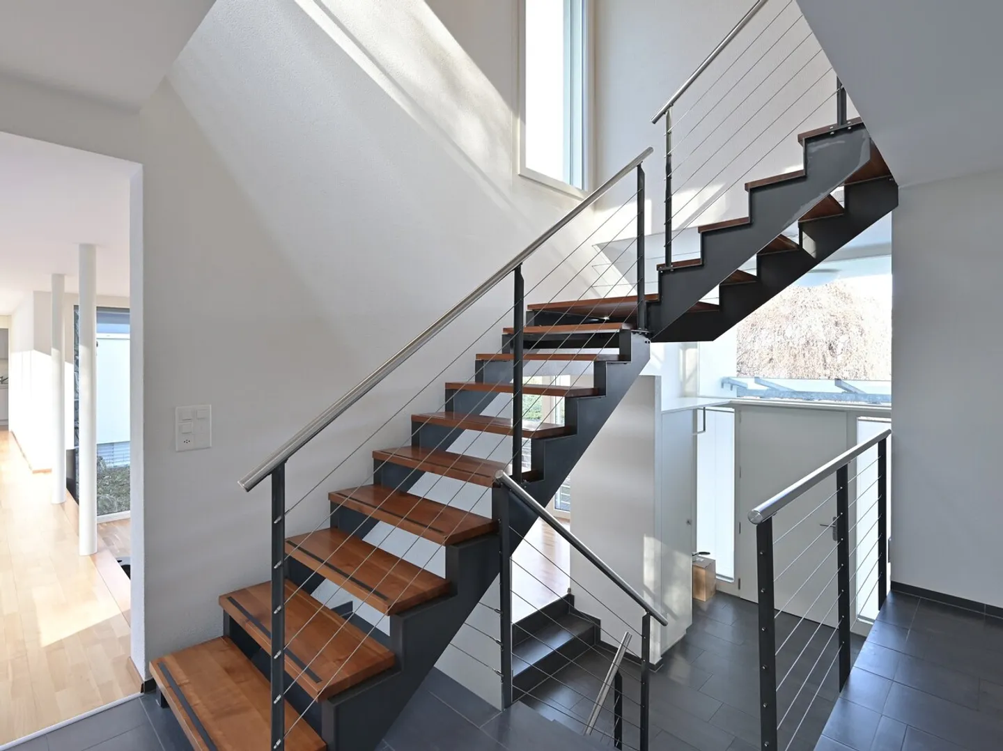 AUSSERGEWÖHNLICHE VILLA MIT BEHEIZTEM AUSSENPOOL UND PANORAMABLICK - Foto 3 von 17