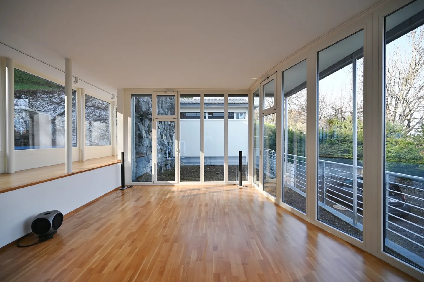 AUSSERGEWÖHNLICHE VILLA MIT BEHEIZTEM AUSSENPOOL UND PANORAMABLICK - Foto 4 von 17