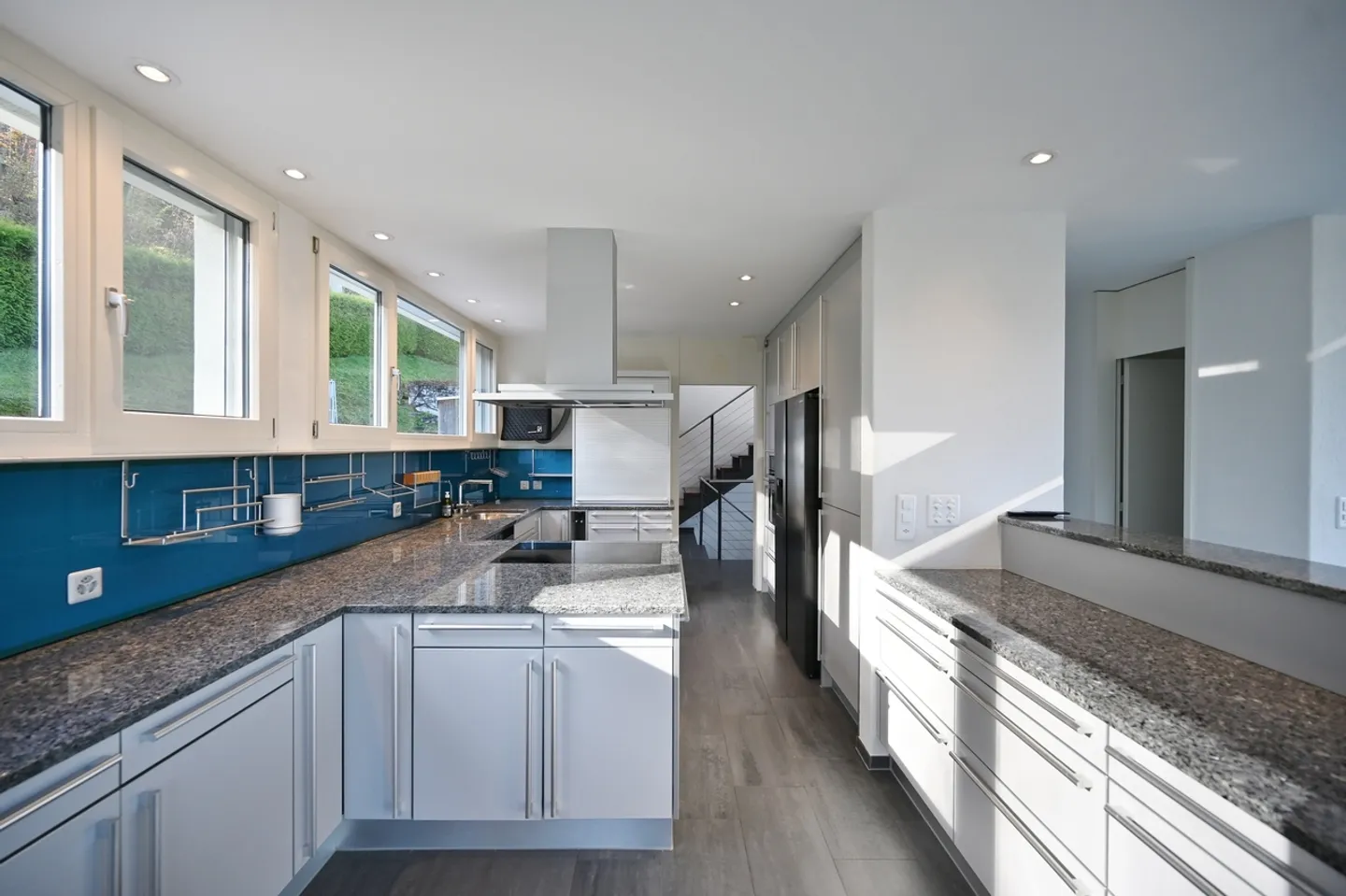 AUSSERGEWÖHNLICHE VILLA MIT BEHEIZTEM AUSSENPOOL UND PANORAMABLICK - Foto 5 von 17