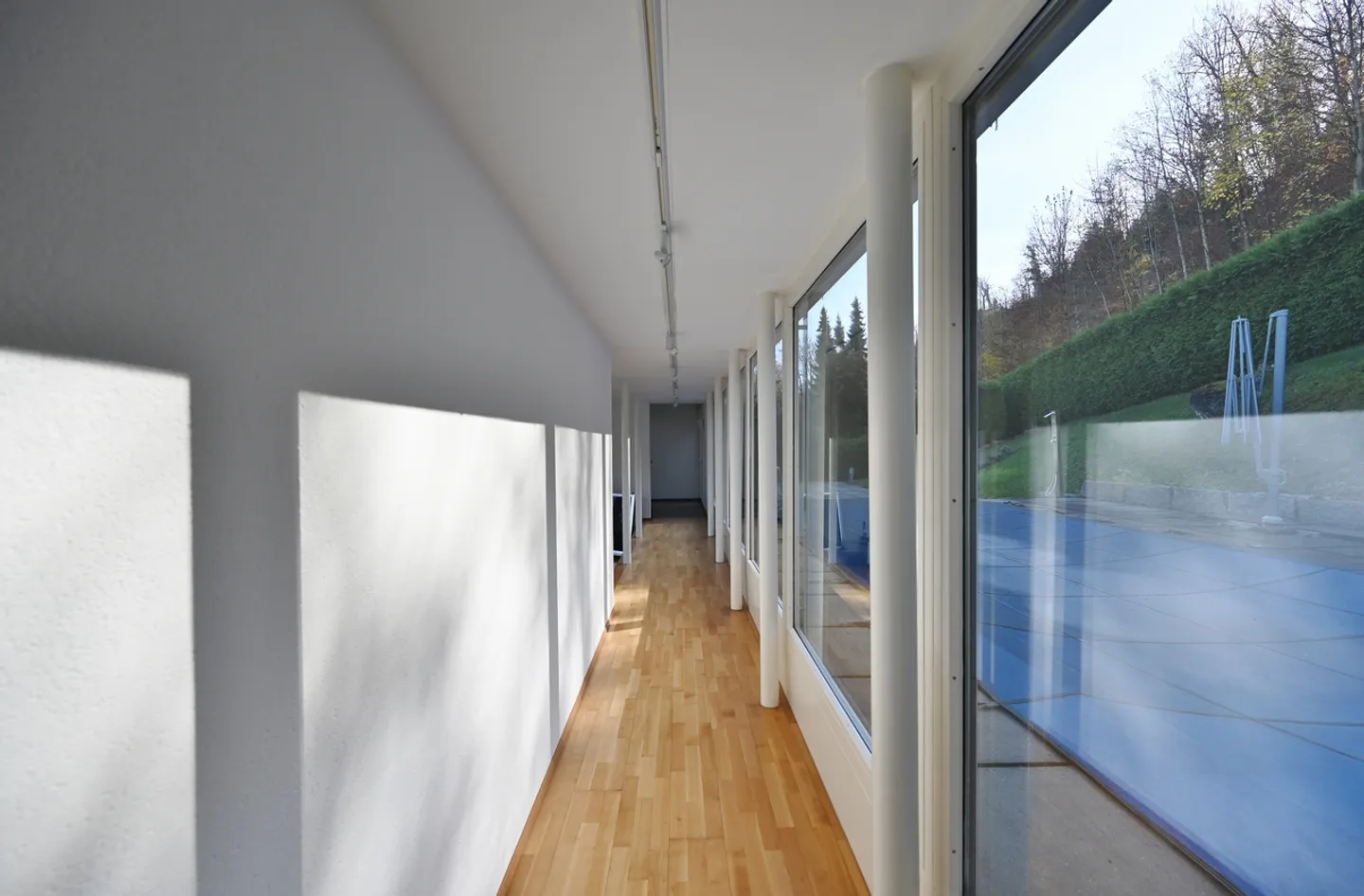 AUSSERGEWÖHNLICHE VILLA MIT BEHEIZTEM AUSSENPOOL UND PANORAMABLICK - Foto 6 von 17