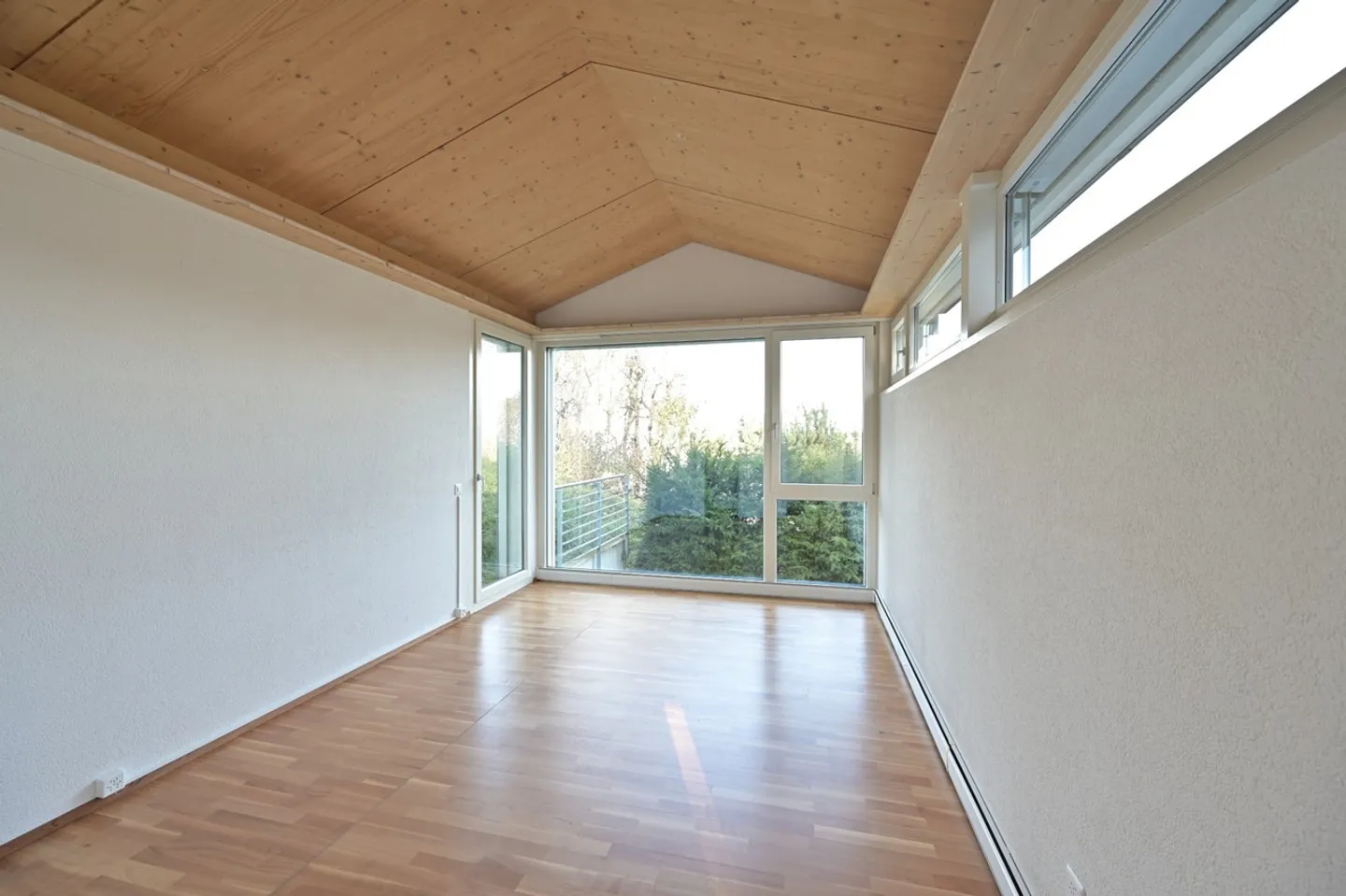 AUSSERGEWÖHNLICHE VILLA MIT BEHEIZTEM AUSSENPOOL UND PANORAMABLICK - Foto 8 von 17