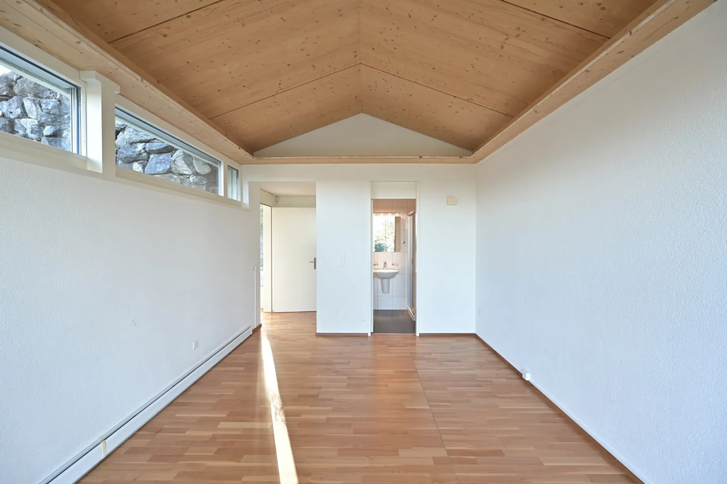 AUSSERGEWÖHNLICHE VILLA MIT BEHEIZTEM AUSSENPOOL UND PANORAMABLICK - Foto 7 von 17