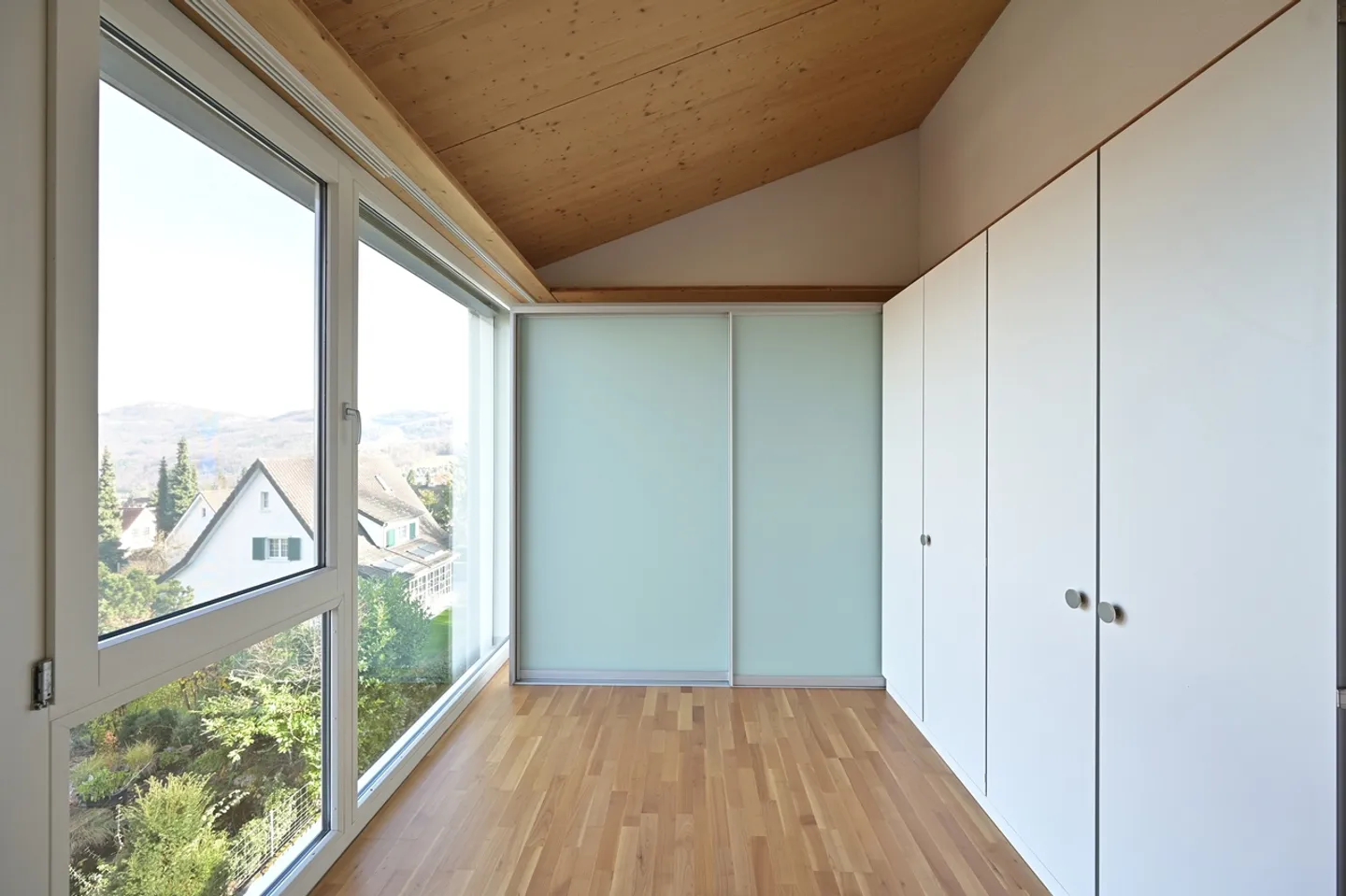 AUSSERGEWÖHNLICHE VILLA MIT BEHEIZTEM AUSSENPOOL UND PANORAMABLICK - Foto 10 von 17