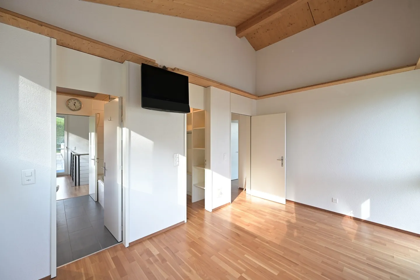 AUSSERGEWÖHNLICHE VILLA MIT BEHEIZTEM AUSSENPOOL UND PANORAMABLICK - Foto 11 von 17