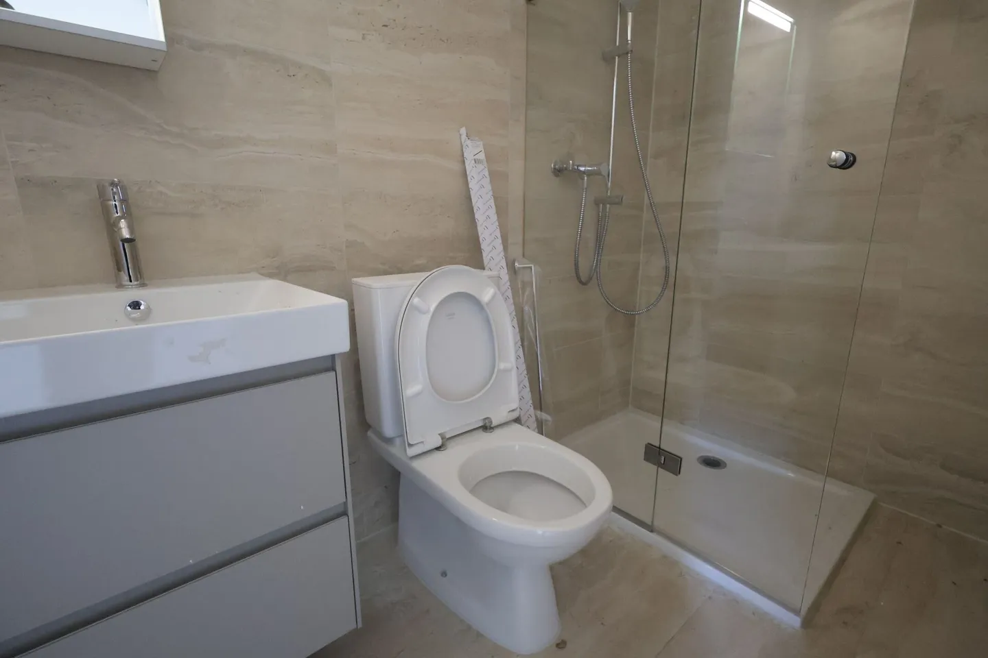 Appartamento 2.5 stanze appena ristrutturato in una casa unifamiliare a Spiez - Foto 4 di 9