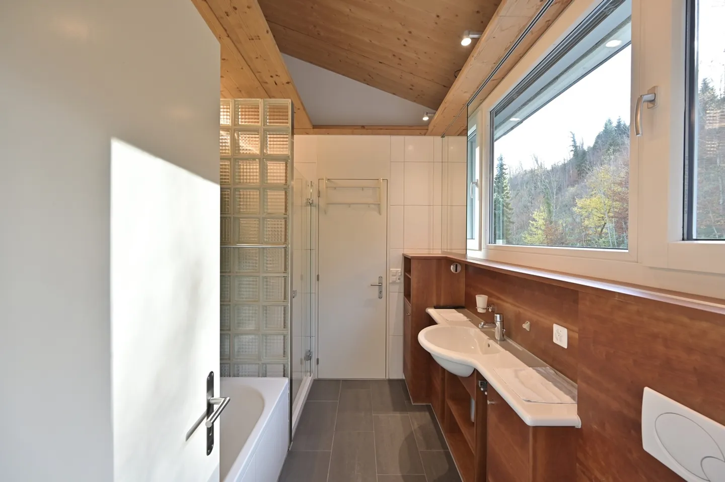 AUSSERGEWÖHNLICHE VILLA MIT BEHEIZTEM AUSSENPOOL UND PANORAMABLICK - Foto 12 von 17