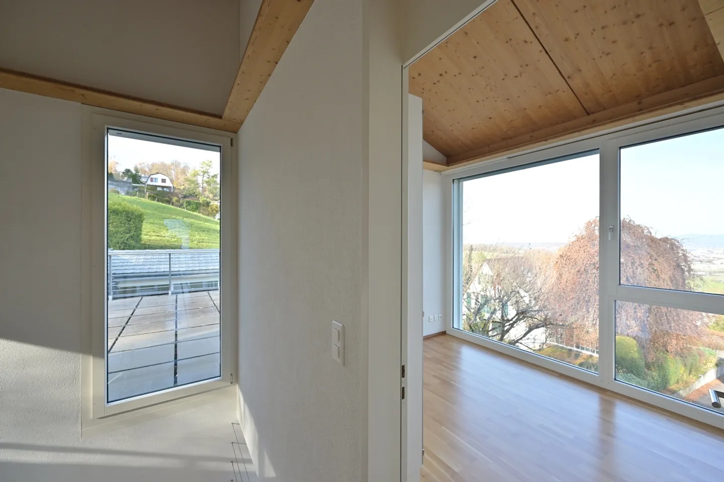 AUSSERGEWÖHNLICHE VILLA MIT BEHEIZTEM AUSSENPOOL UND PANORAMABLICK - Foto 13 von 17