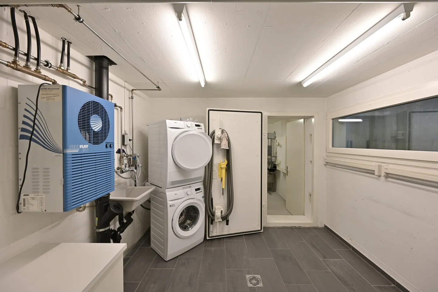 AUSSERGEWÖHNLICHE VILLA MIT BEHEIZTEM AUSSENPOOL UND PANORAMABLICK - Foto 16 von 17