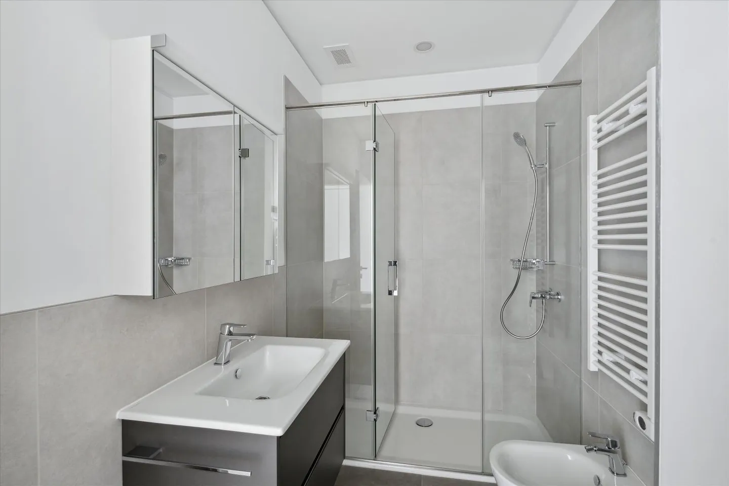 Appartamento moderno con terrazza - Foto 3 di 4
