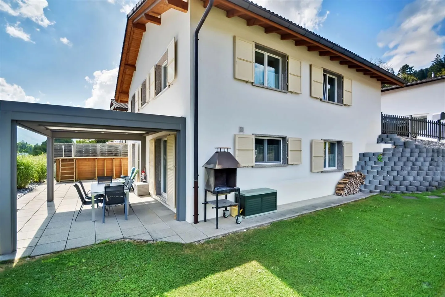 Cormoret, magnifique villa 5.5 pièces avec garage et piscine - Photo 2 sur 13