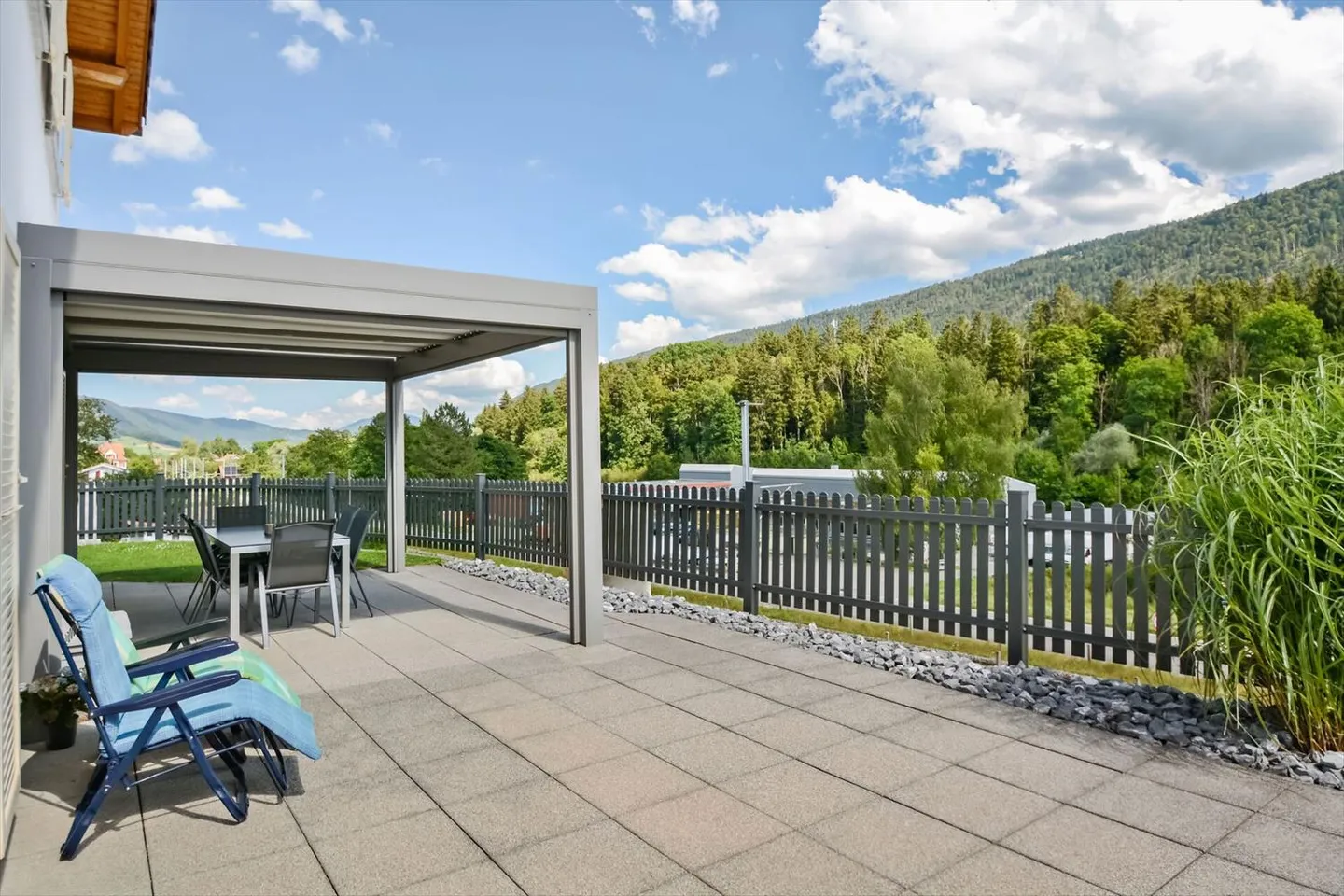 Cormoret, magnifique villa 5.5 pièces avec garage et piscine - Photo 3 sur 13