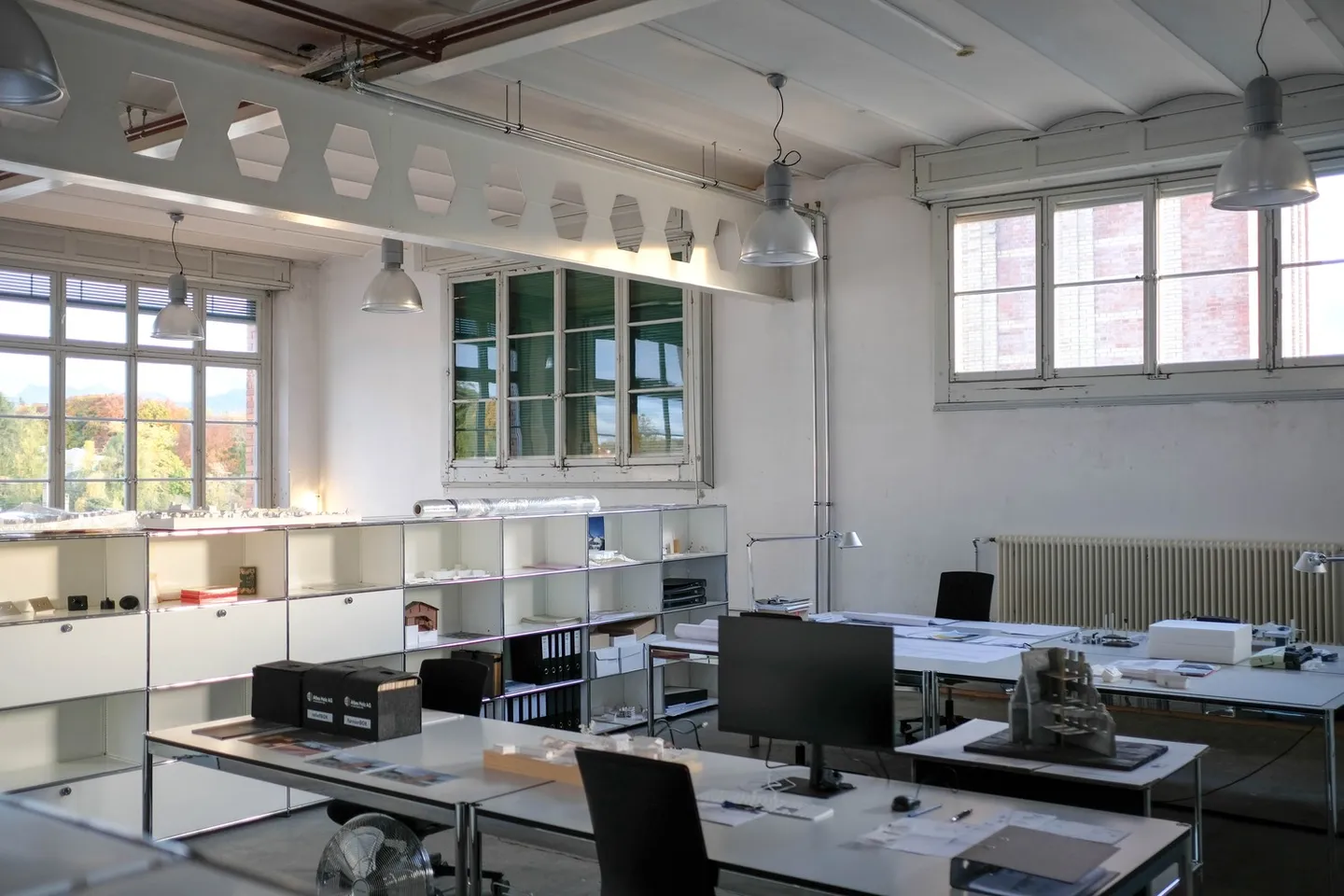 Postes de travail meublés - Photo 3 sur 5