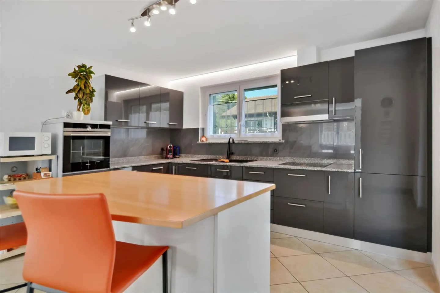 Cormoret, magnifique villa 5.5 pièces avec garage et piscine - Photo 5 sur 13