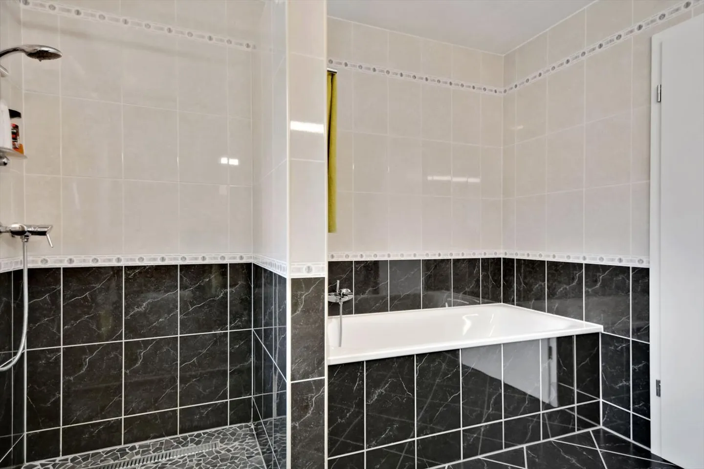 Cormoret, magnifique villa 5.5 pièces avec garage et piscine - Photo 12 sur 13