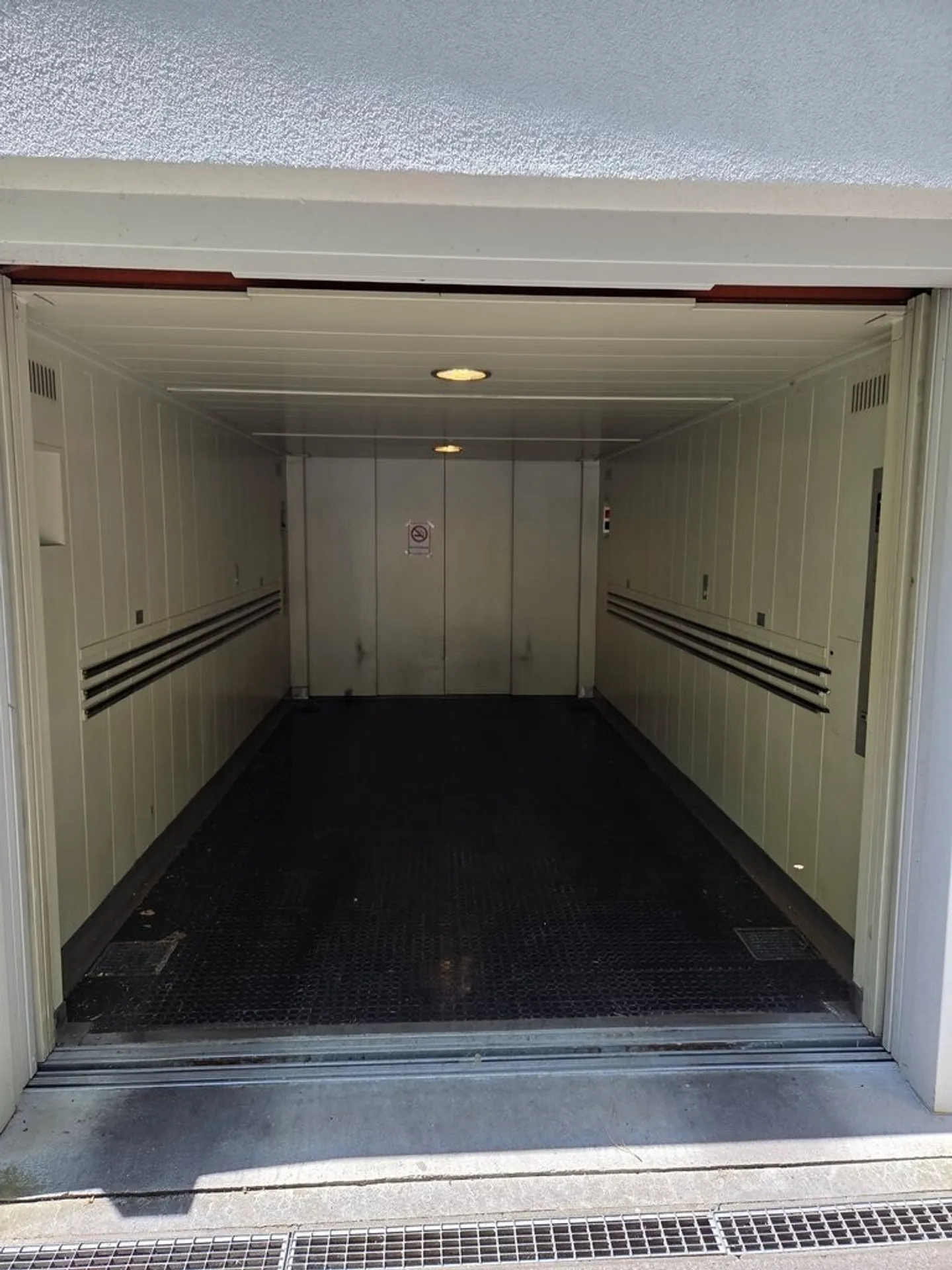Parking space (with car lift) for rent in Parking Stadtbach-West! - Photo 3 of 3