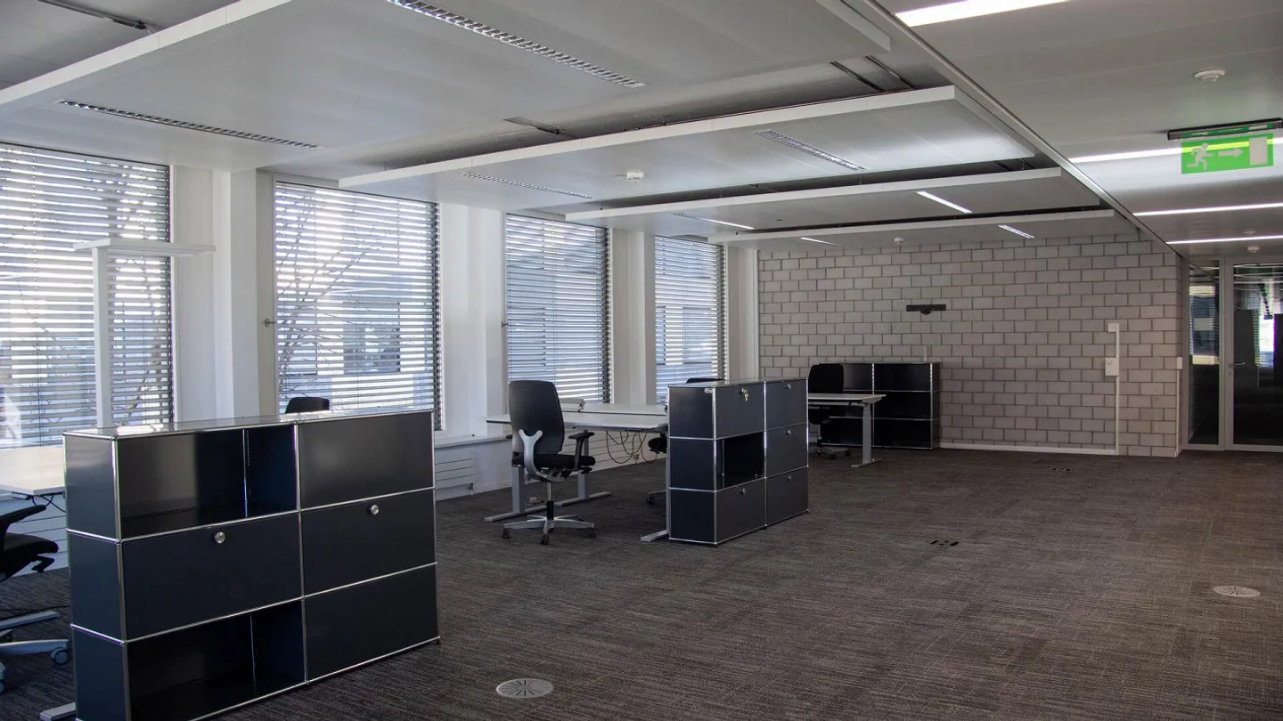 Large office space for rent directly at St. Gallen train station - Photo 2 of 7
