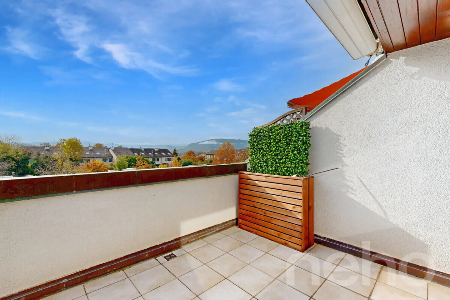 Attique 2.5 pièces à Perly : calme, verdure et luminosité - Photo 4 sur 12